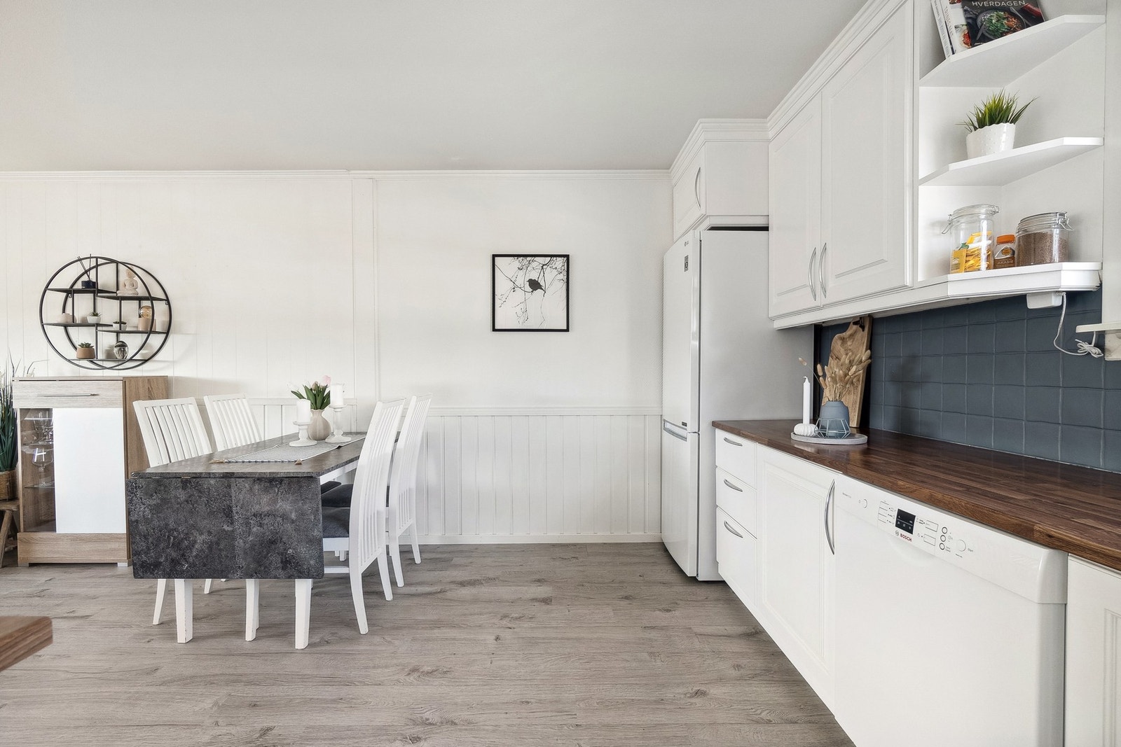 Det er god plass til spisebord også i denne delen av etasjen. Galleribilde