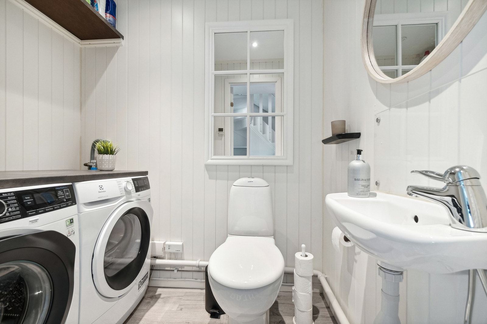 Toalettrommet med opplegg for vaskemaskin. Galleribilde