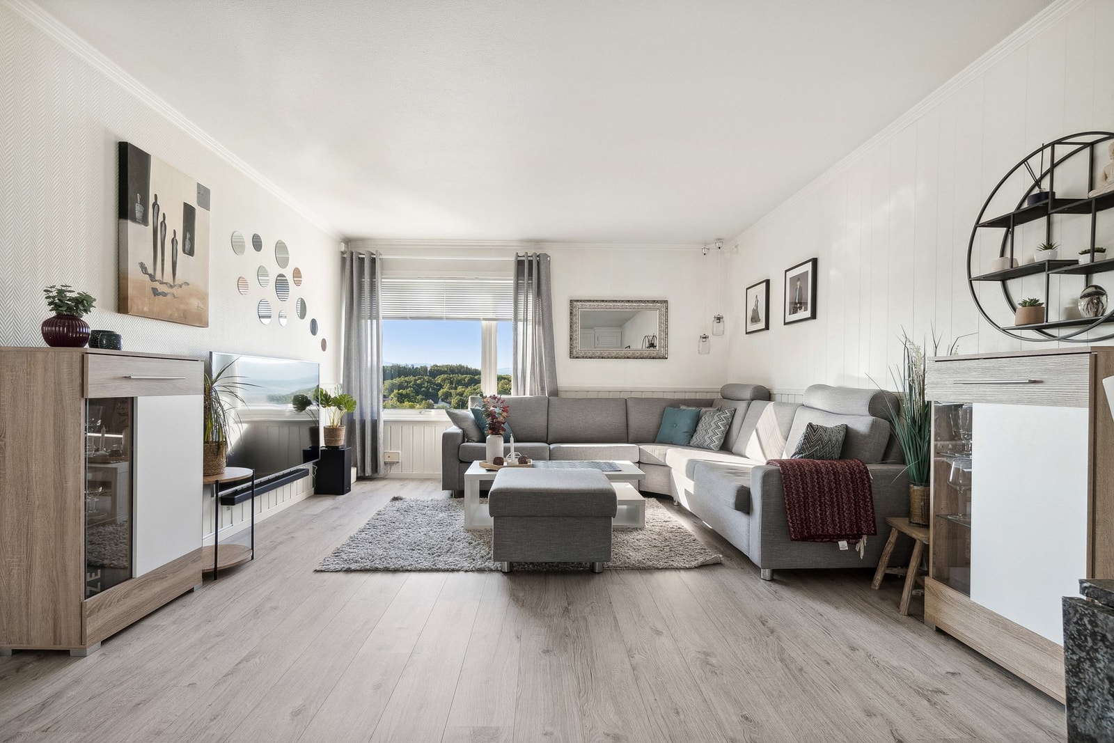 Her er det god plass til stor sofa Galleribilde
