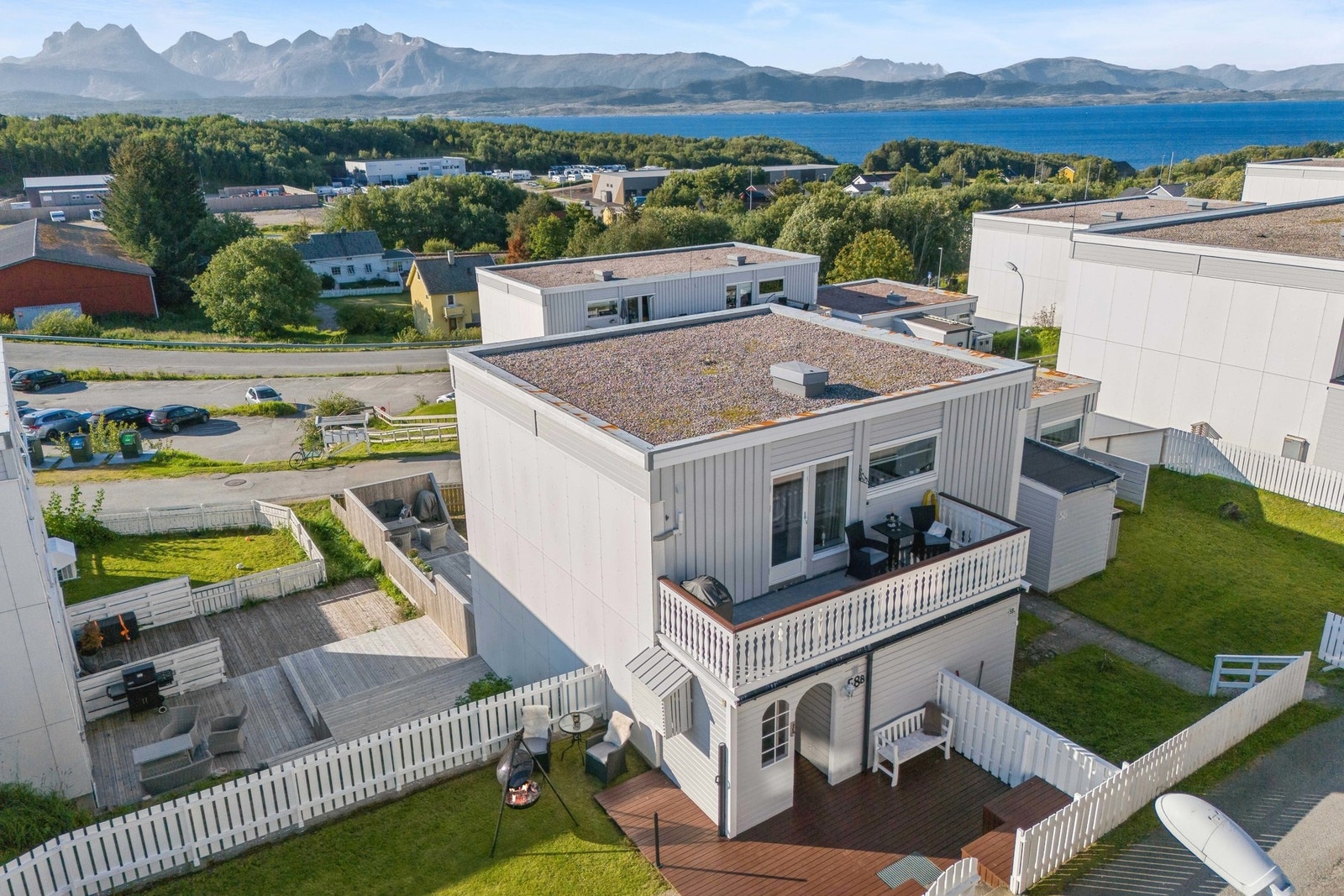 Leiligheten har både fin uteplass og balkong. Galleribilde
