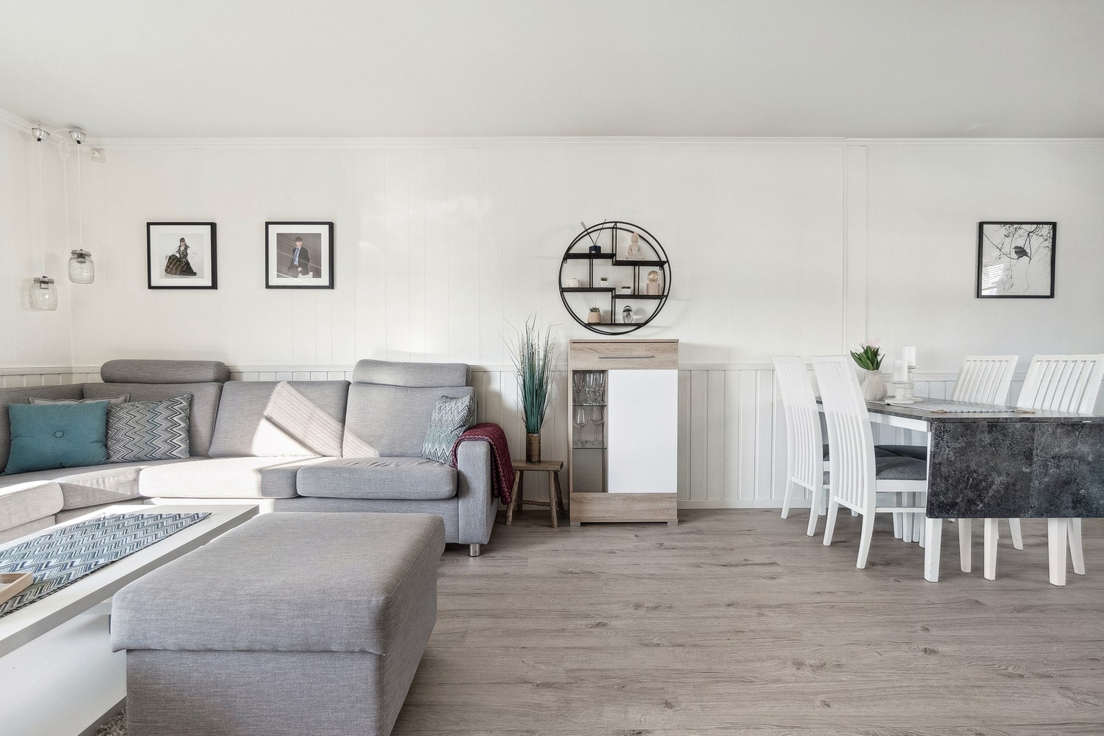 Stuen har plass til sofagruppe og spisegruppe . Galleribilde