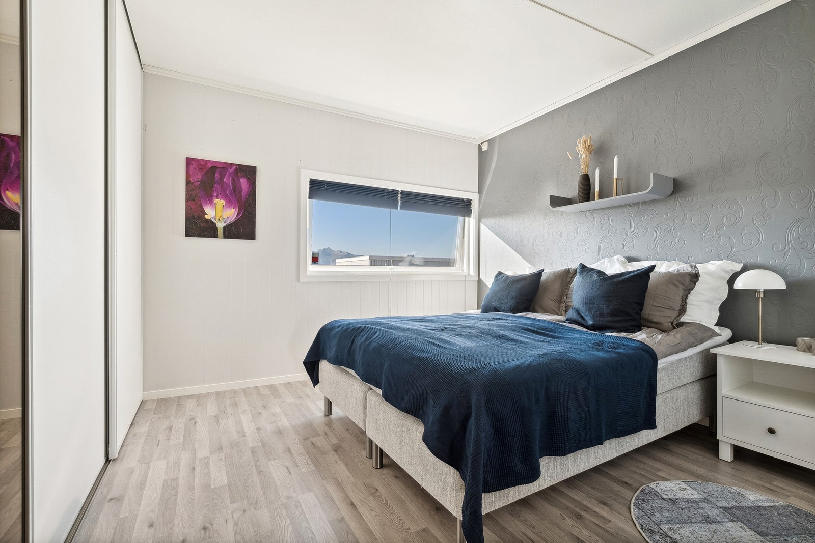 Hovedsoverommet har god størrelse med skyvedørsgarderobe. Galleribilde