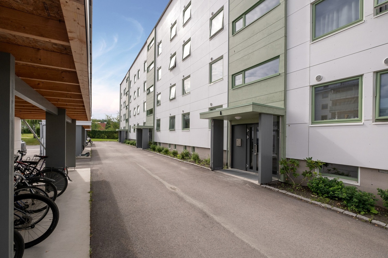 Mulighet for å leie parkeringsplass utenfor, samt sykkelparkering som kan fritt brukes av beboere Galleribilde