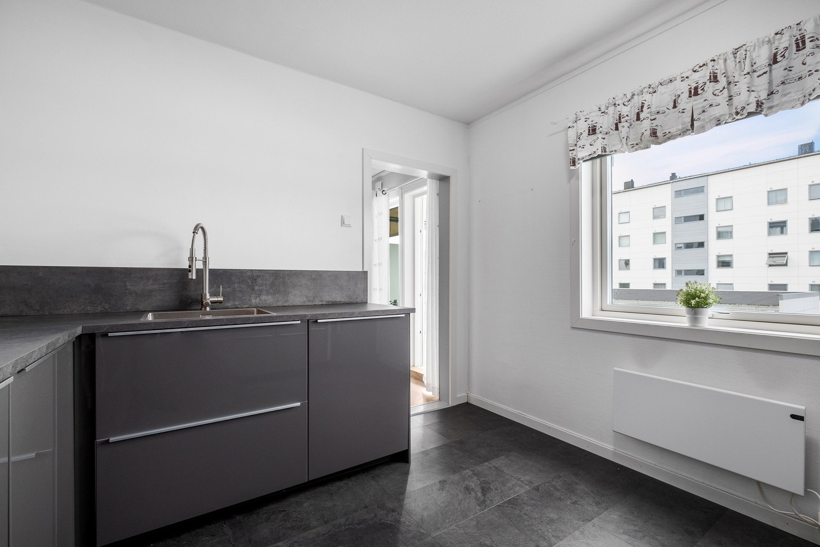 Plass til lite bord ved vinduet Galleribilde