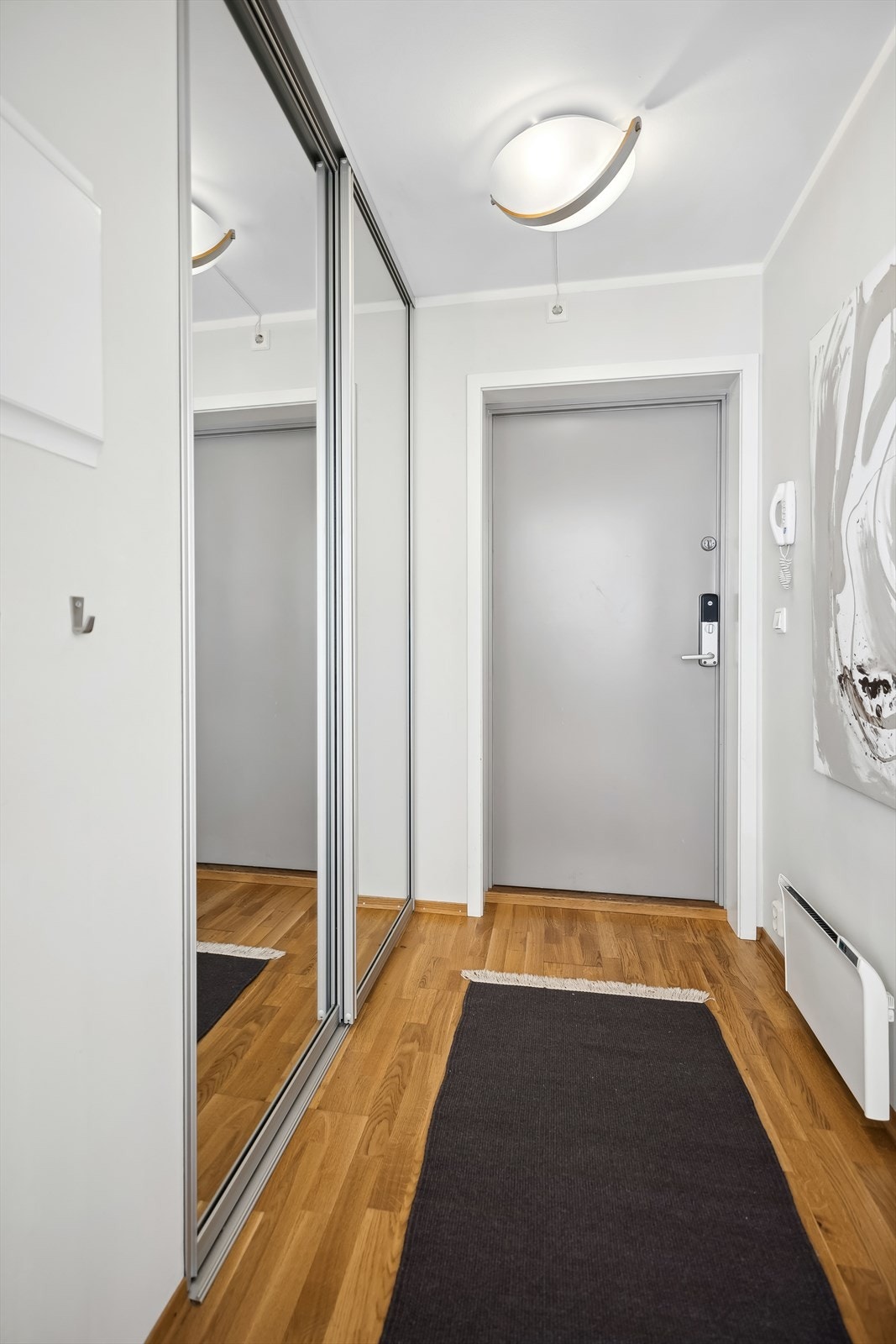 I det du kommer inn i boligen blir du møtt av en lys og innbydende entrè. Innredet med garderobeskap som gir god plass til å henge fra seg yttertøy og sette fra seg sko før du går videre inn i boligen. Galleribilde