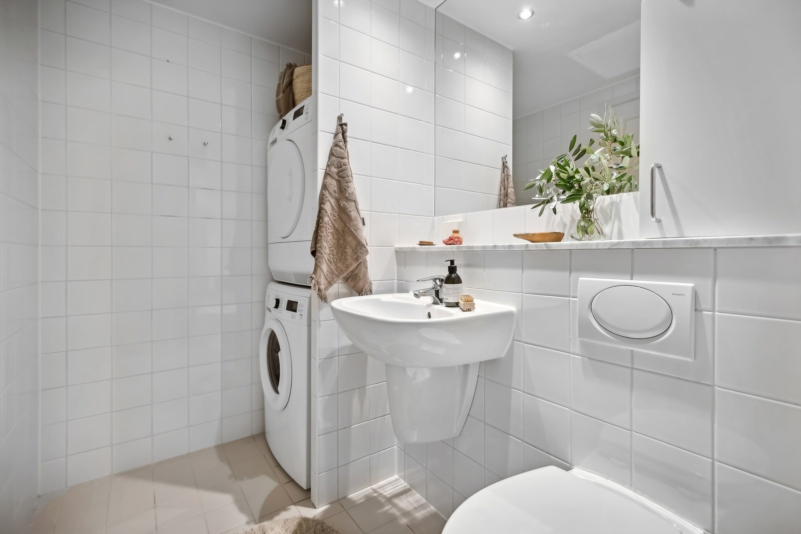 Det er lagt varmekabler i gulv. Plass til vaskemaskin og tørketrommel. Galleribilde
