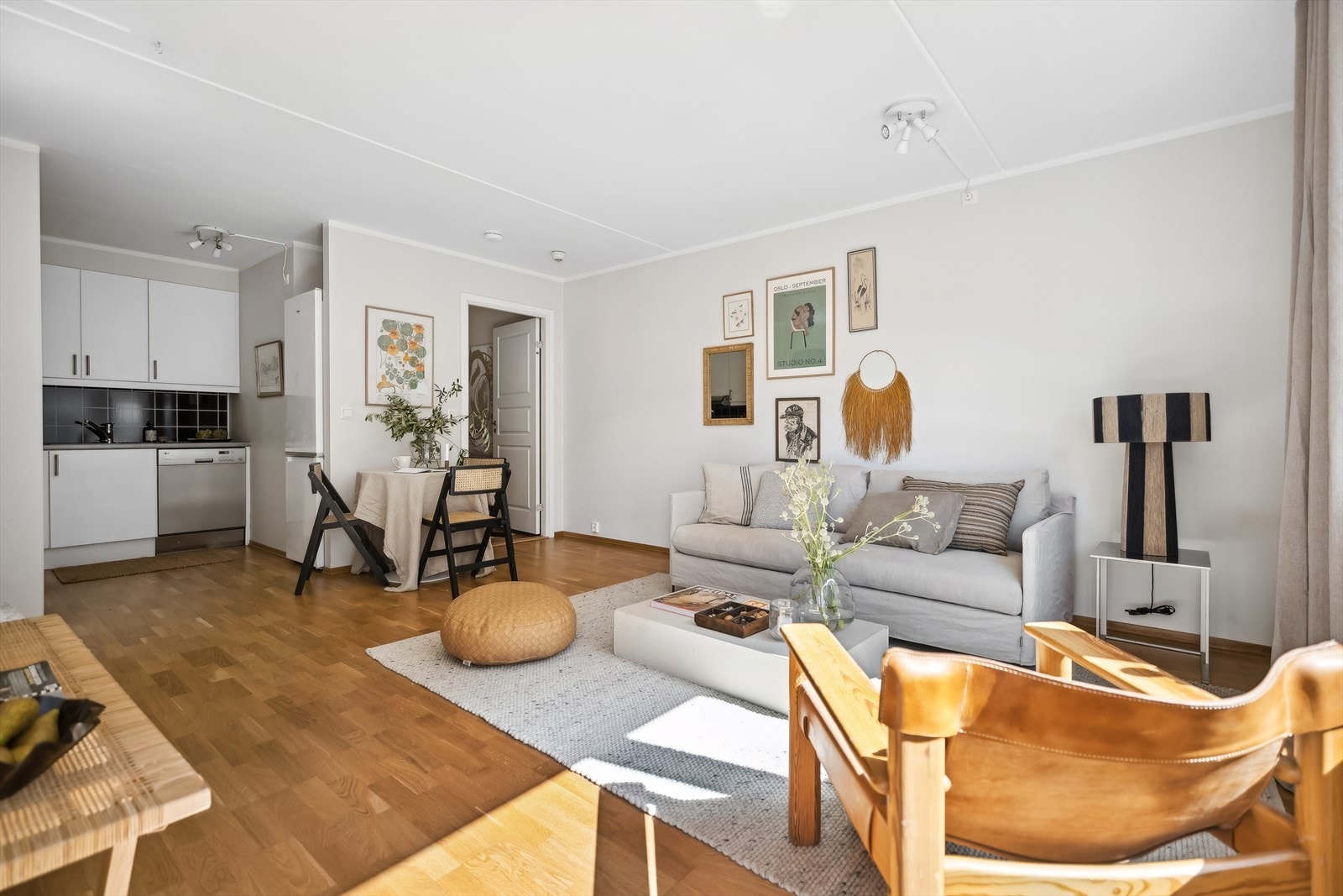 Den praktiske planløsningen gjør at stue, spiseplass og kjøkken får egne soner. Galleribilde