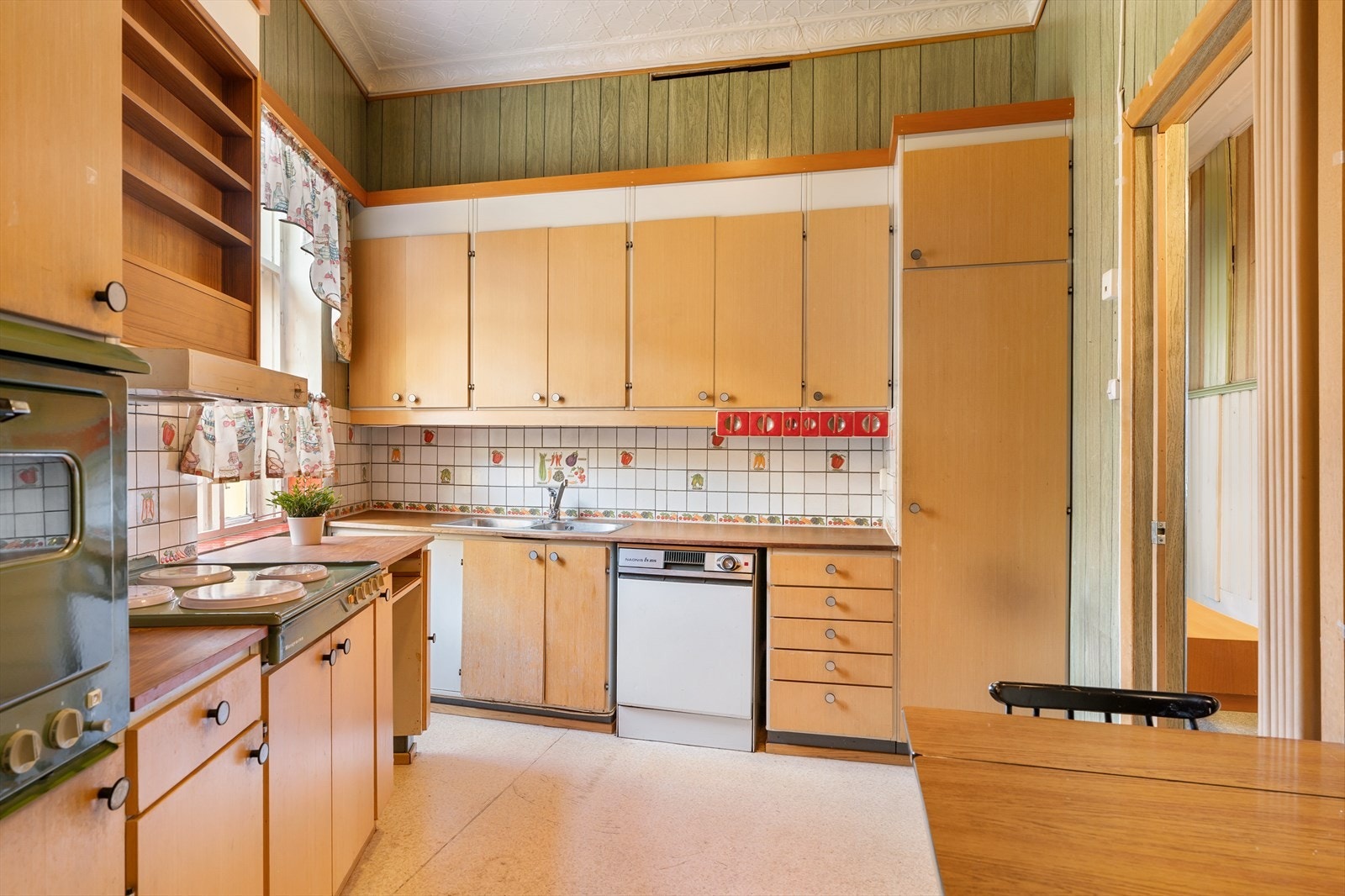 Eldre romslig kjøkken. Galleribilde