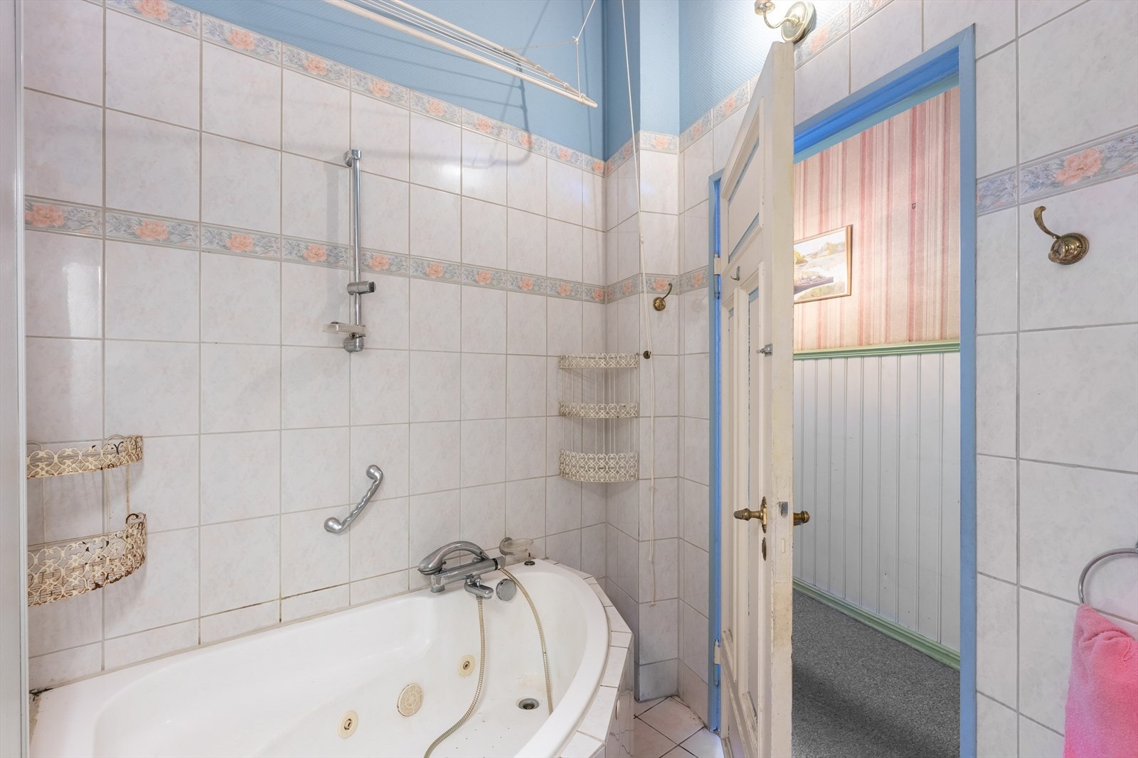 Badet er opplyst at ble flislagt på 90-tallet. Galleribilde