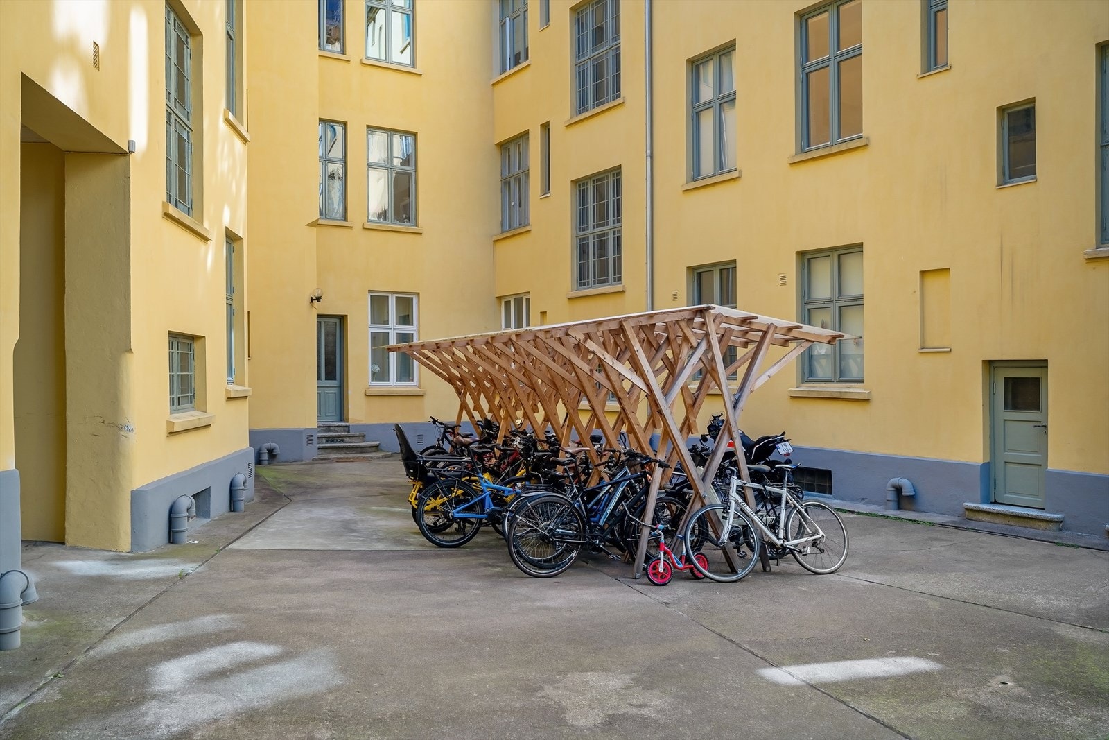 Sykkelparkering i bakgården Galleribilde