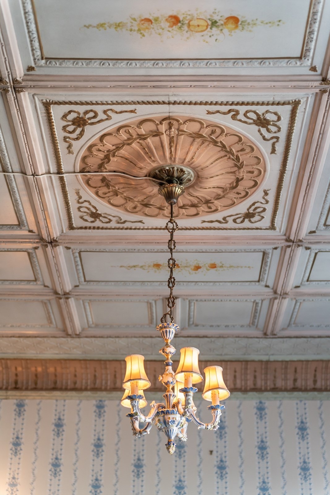 Majestetisk orginalt tak i spisestuen. Galleribilde