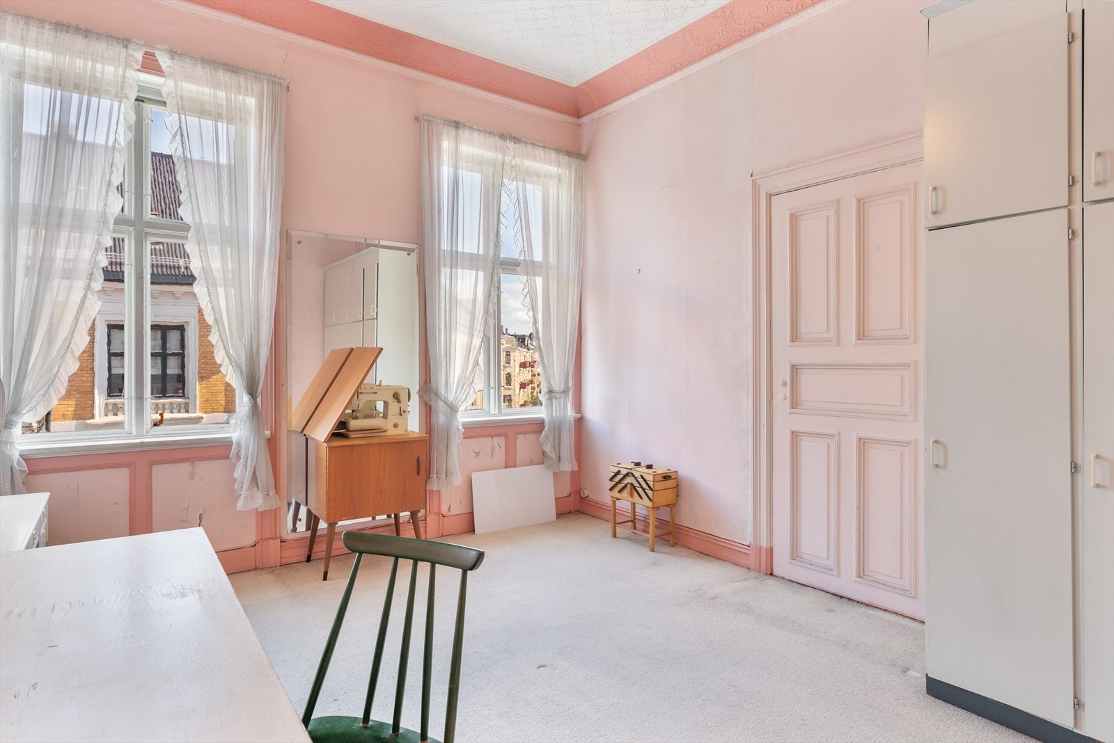 Det har tidligere vært en dør inn mot spisestuen. Denne er lukket fra spisestuedelen. Galleribilde