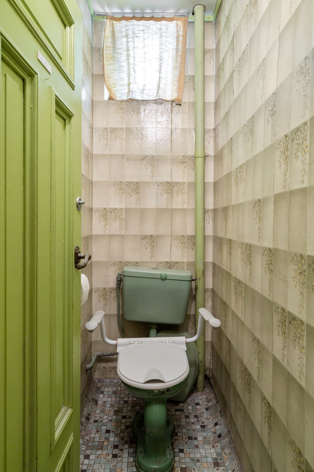 Eldre toalettrom som har behov for oppussing. Galleribilde