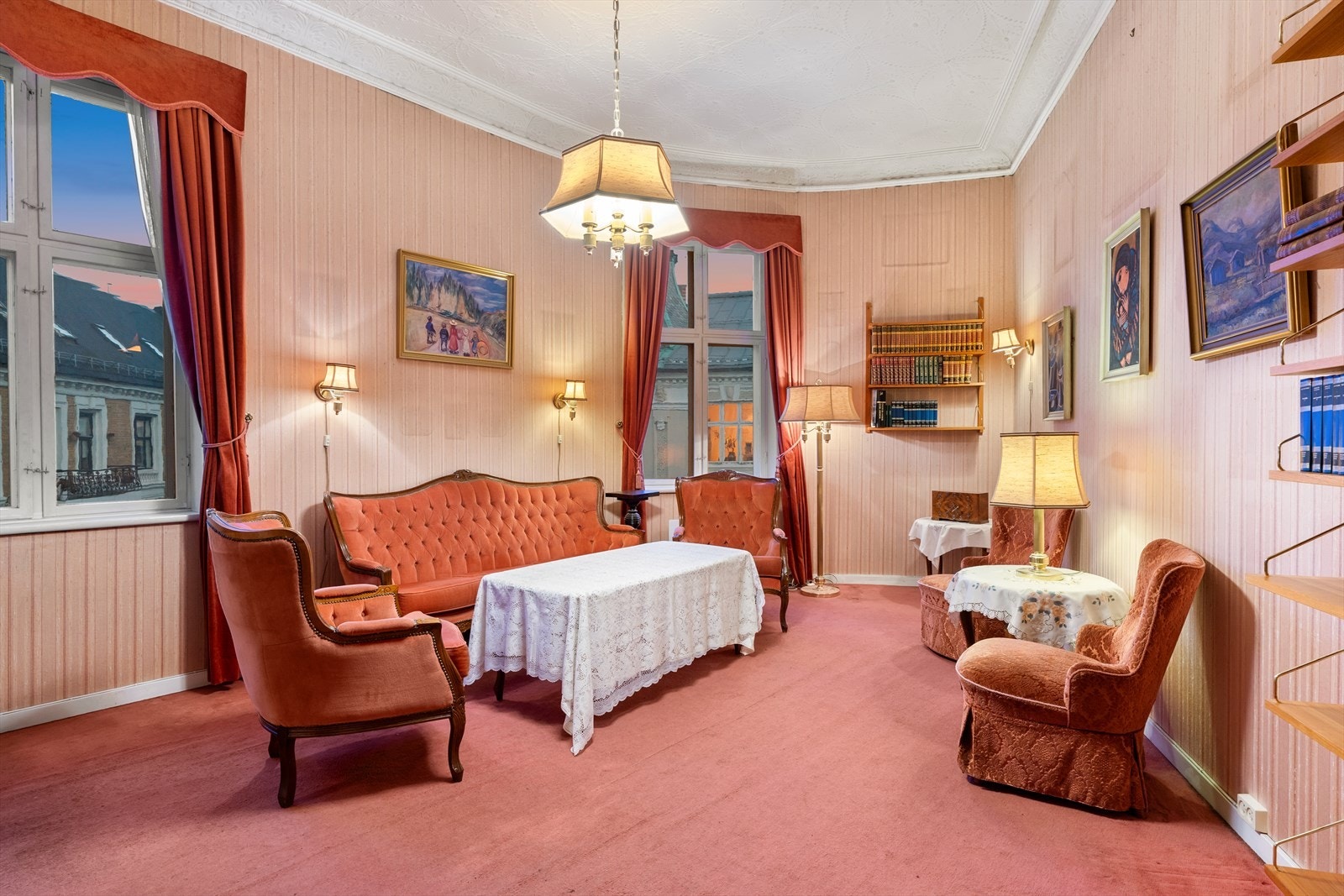 Romslig stue med store vindusflater. Galleribilde