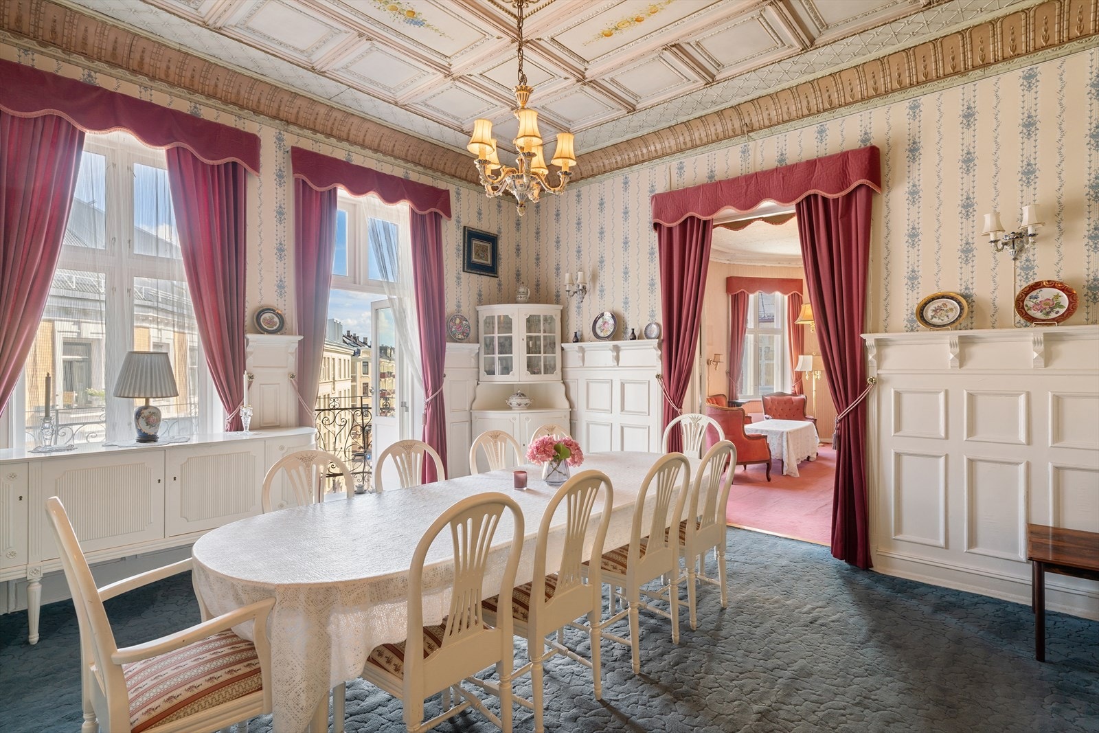 Meget fasjonabel spisestue med flott utforming. Galleribilde