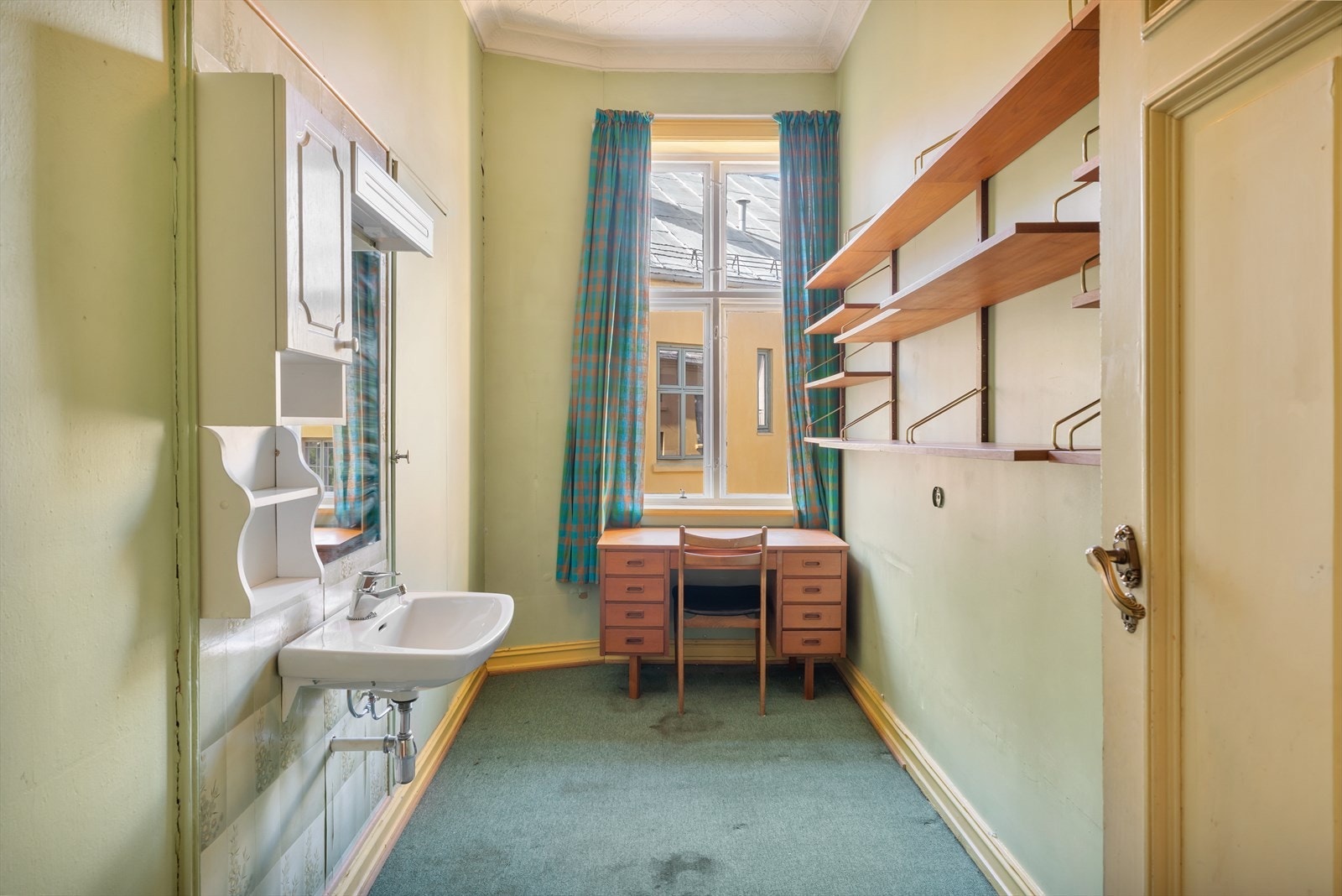 Soverom 3 som tidligere har vært et pikeværelse. Vask og plass for møblement. Rommet vender ut mot bakgården. Galleribilde