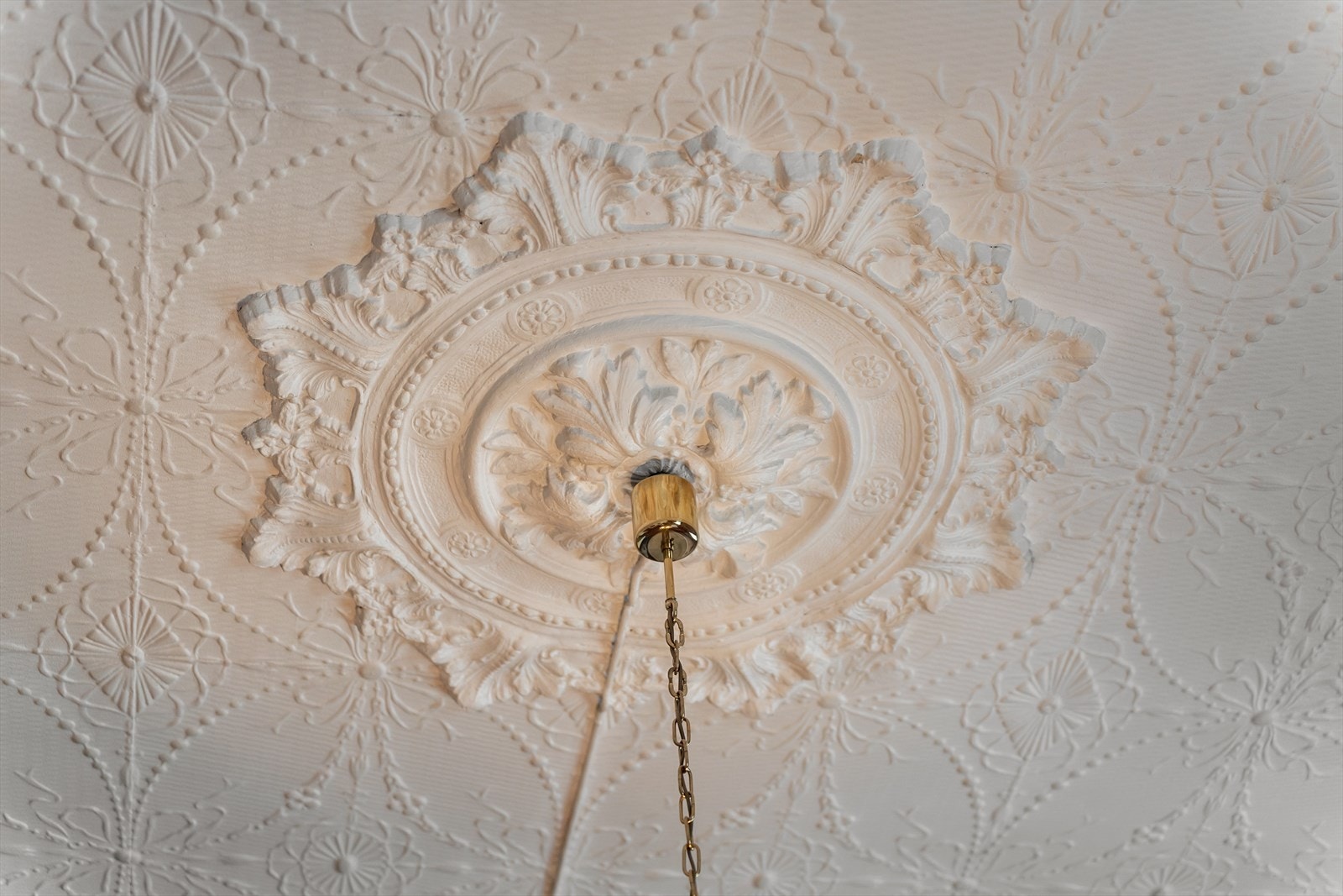 Rosett og vakker utformet himling. Galleribilde