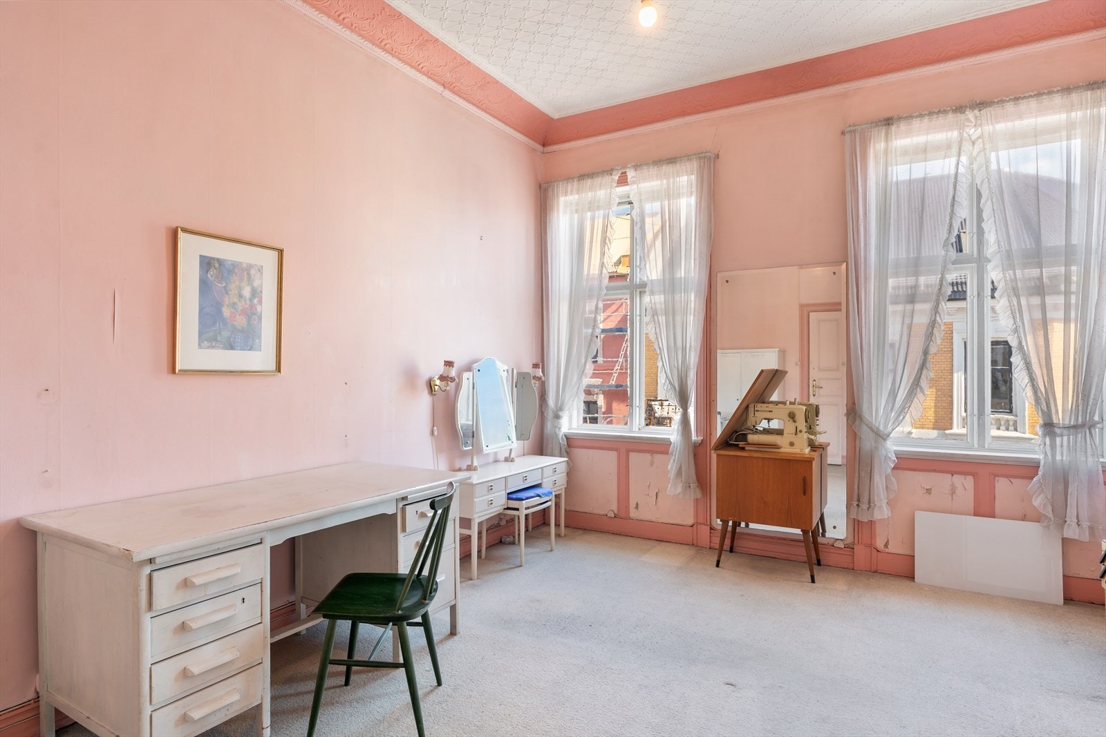 Soverom 1 med store vinduer og flott stukkatur Galleribilde