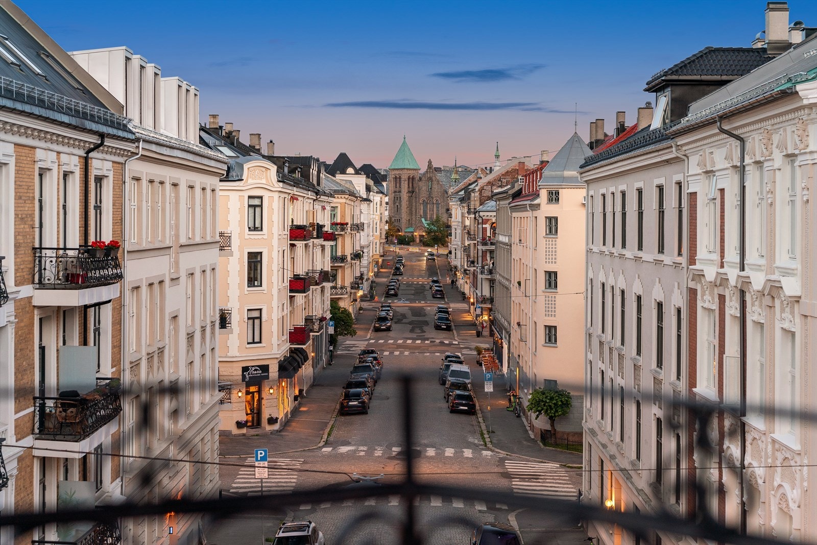 Brede, rolige gater med velholdte bygårder. Galleribilde