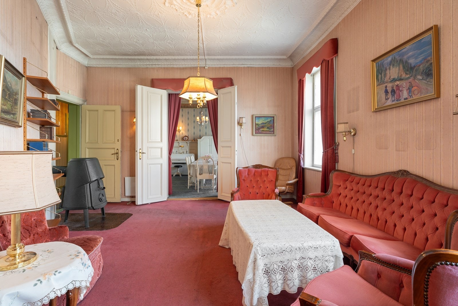 Rommet har gode møbleringsmuligheter. Peisovn i stue. Galleribilde