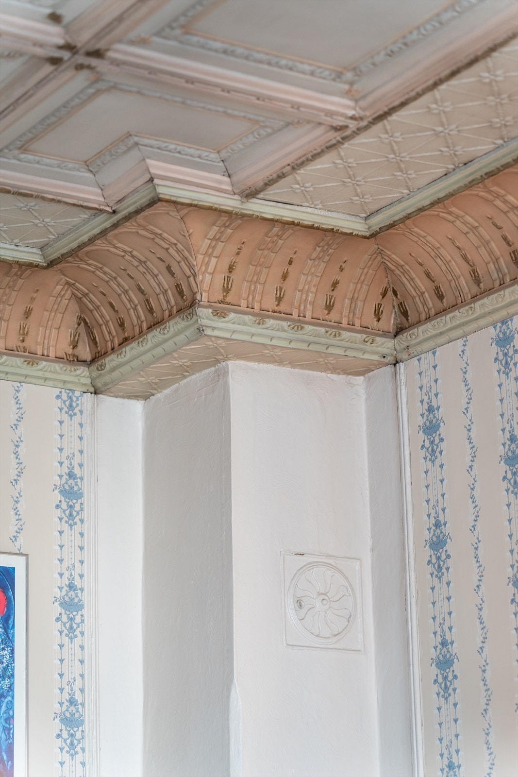 Boligen har unike, originale detaljer, rosett og stukkatur. Galleribilde