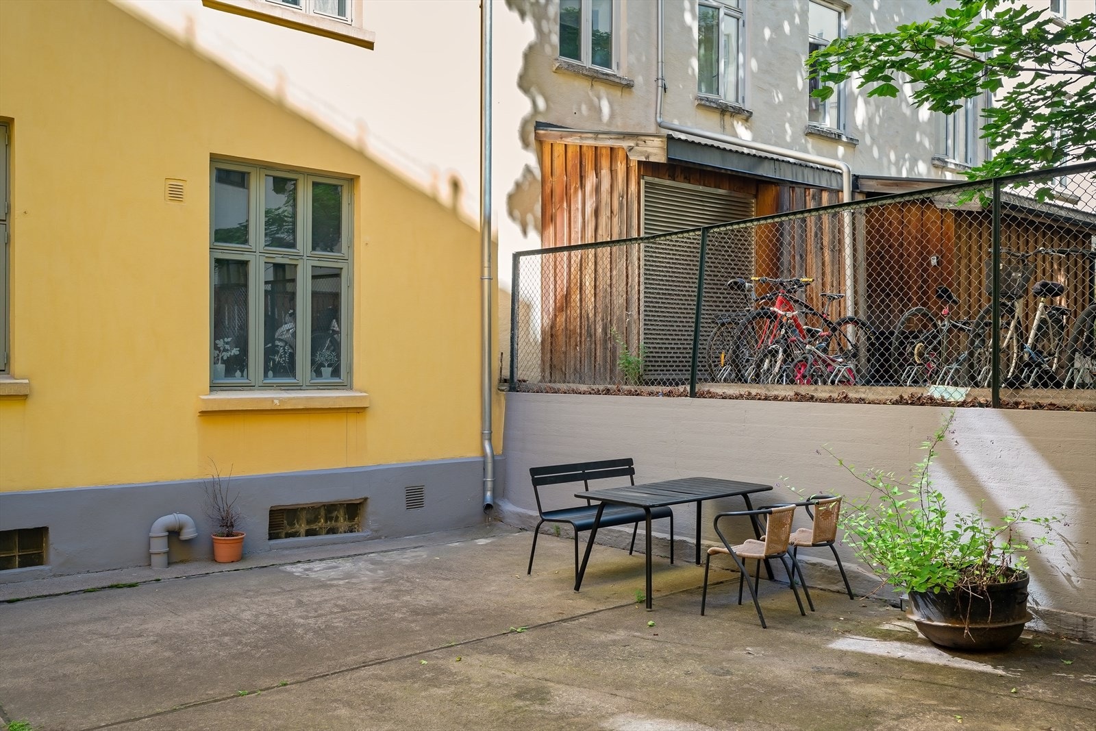 Bakgården Galleribilde