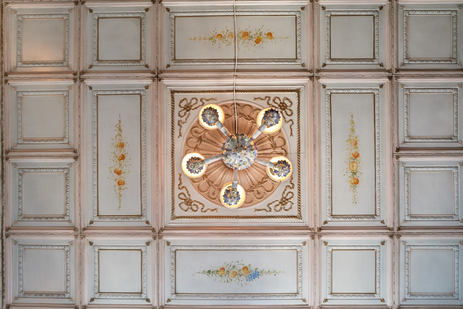 Historisk himling og en meget generøs takhøyde på hele ca. 3,2meter. Galleribilde