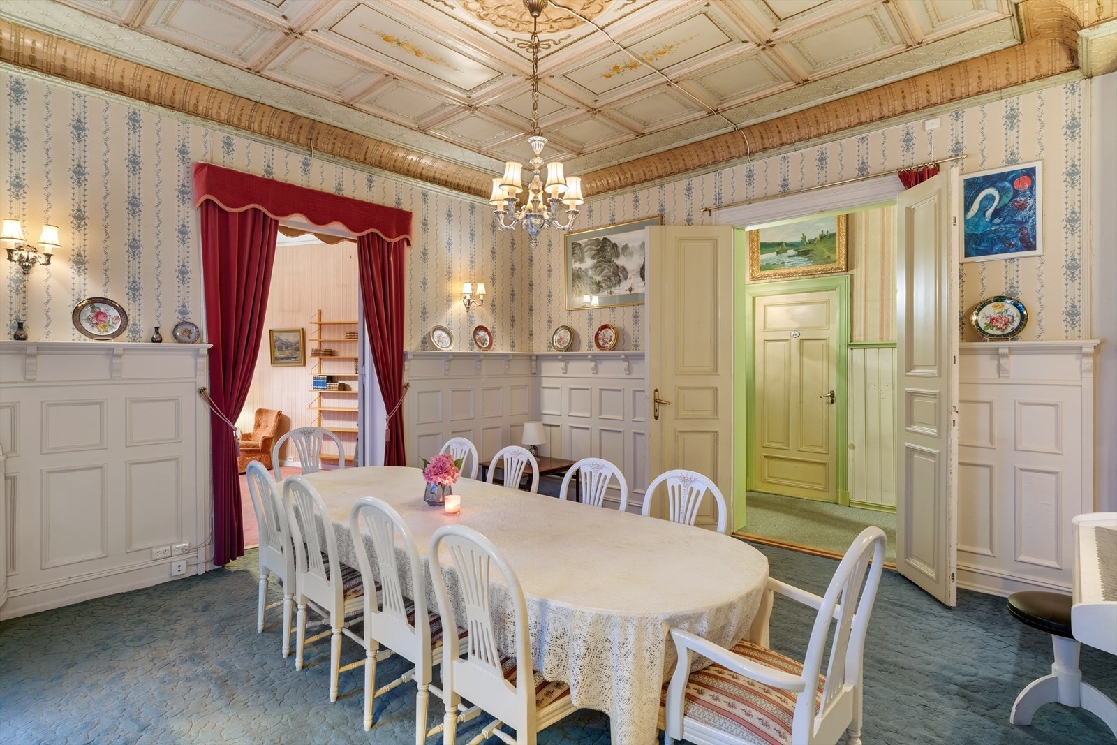 Romslig spisestue med store doble fløydører. Galleribilde