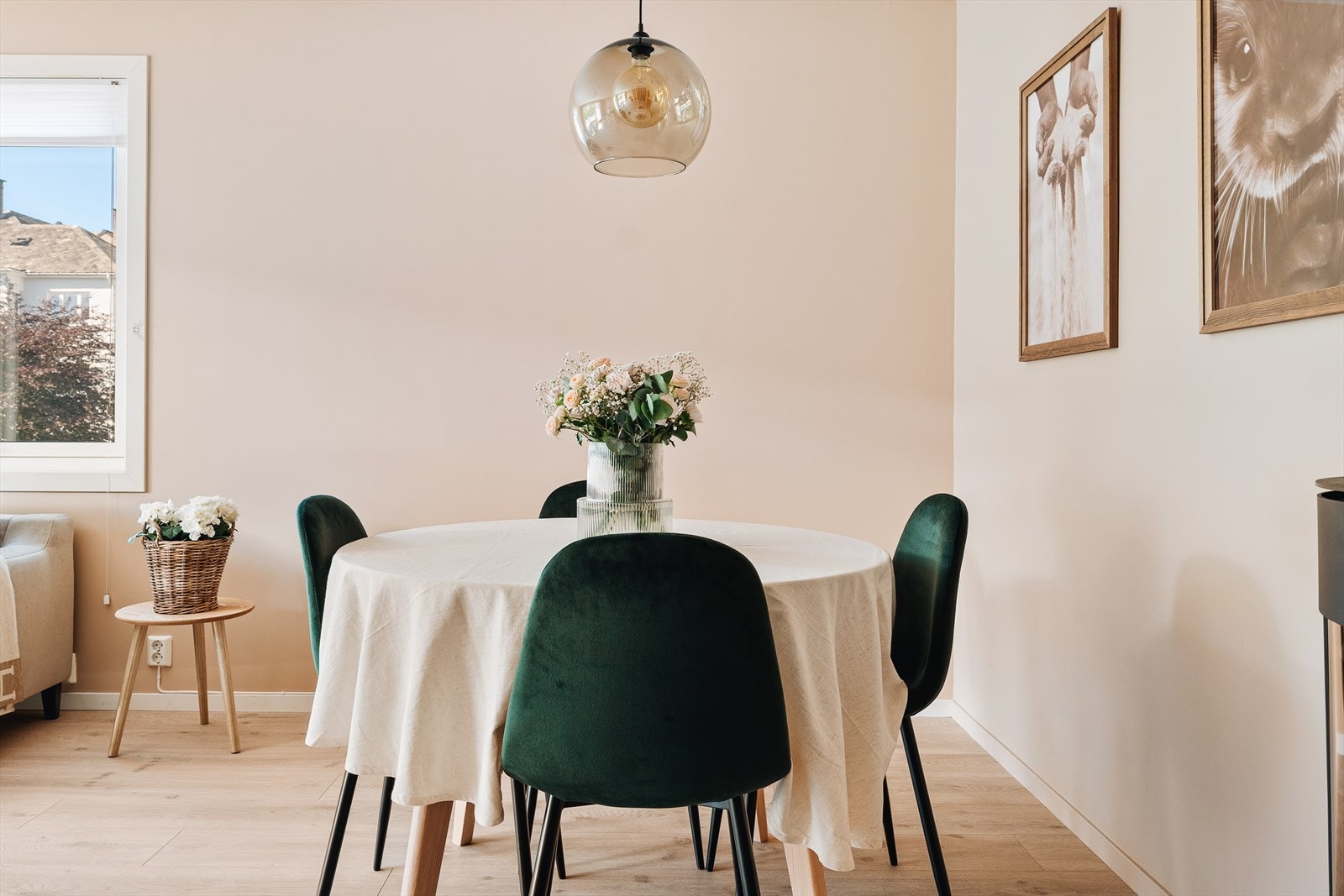 - Inviter venner og familie på en hyggelig middag - Galleribilde