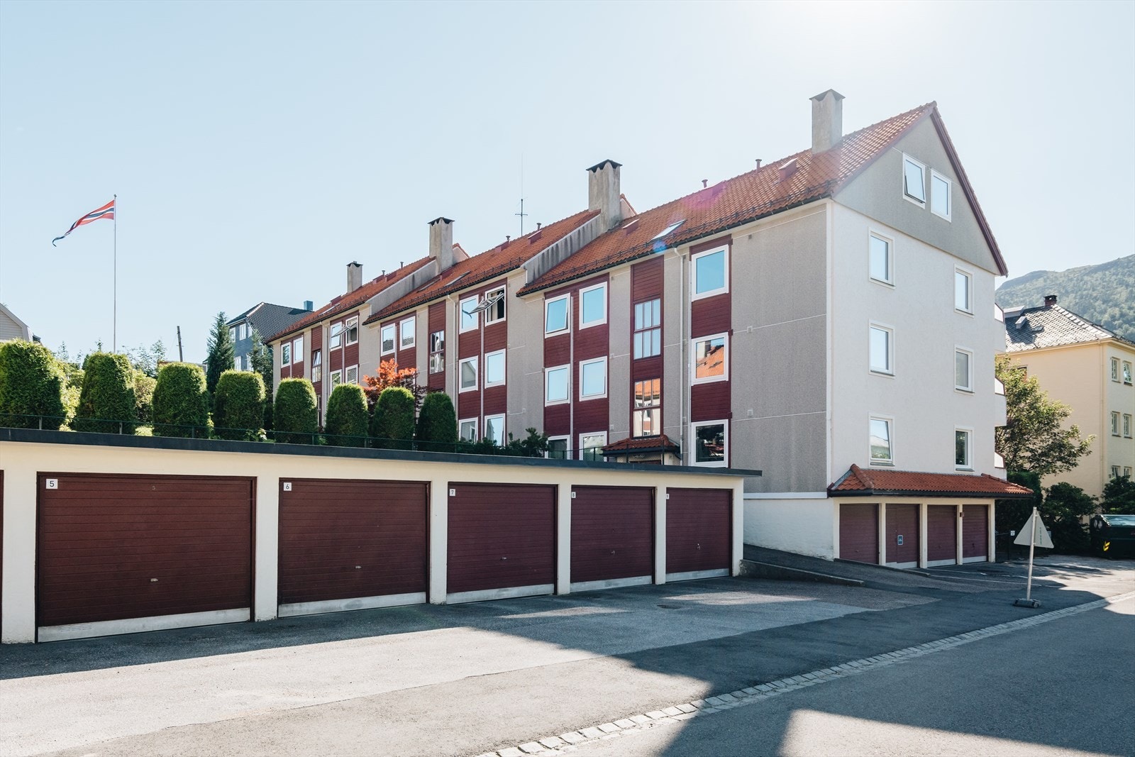 - Borettslaget har noen garasjeplasser og parkeringsplass utendørs som tildeles etter ansiennitet - Galleribilde