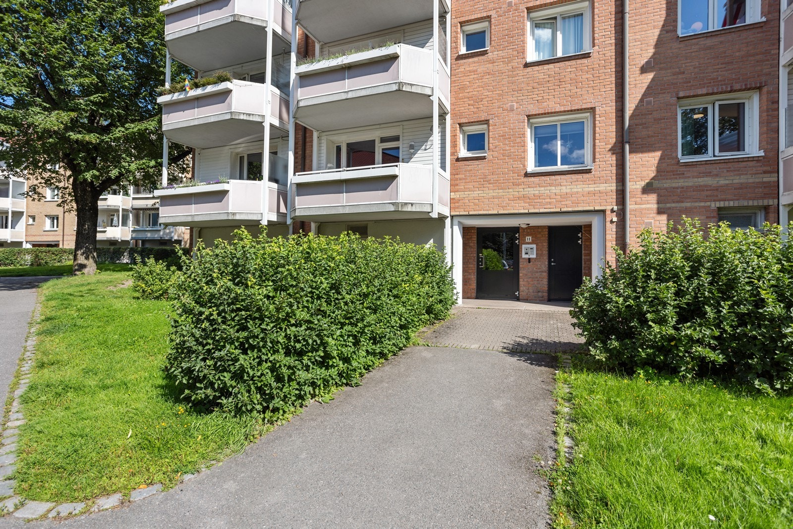 Fasade - Leiligheten ligger i en høy 1. etasje, som oppleves som en 2. etasje. Galleribilde