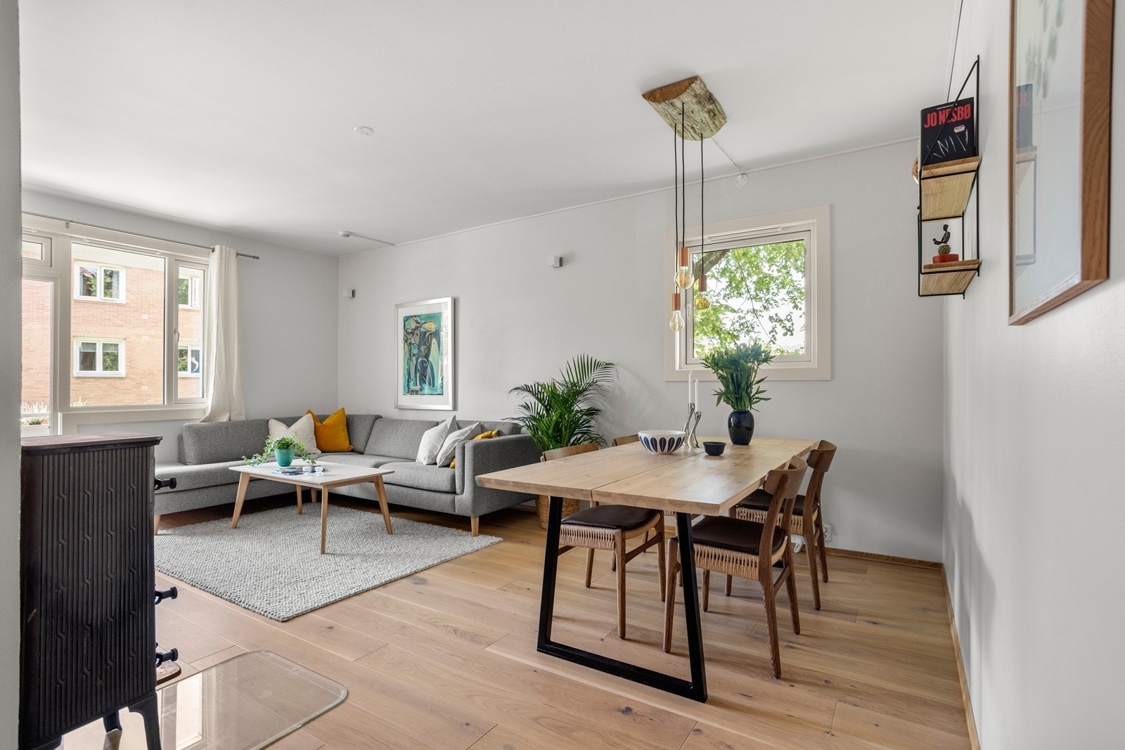 Stuen har gode vindusflater som slipper inn rikelig med naturlig lys fra to sider, som skaper en god atmosfære. Takhøyden er målt til ca. 2,55 meter. Galleribilde