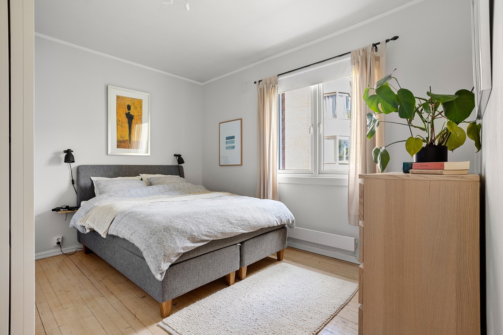 Leiligheten har et romslig soverom, vendt mot rolige omgivelser. Det er god lagringsplass i en stor skyvedørsgarderobe. Galleribilde