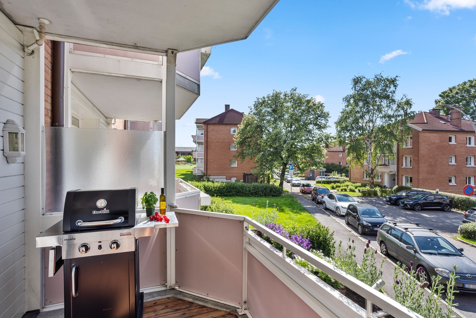 Fra stuen er det utgang til en solrik balkong som vender mot vest. Balkongen er en naturlig forlengelse av stuen på sommerhalvåret, og har en god størrelse på hele 7 kvm. Galleribilde