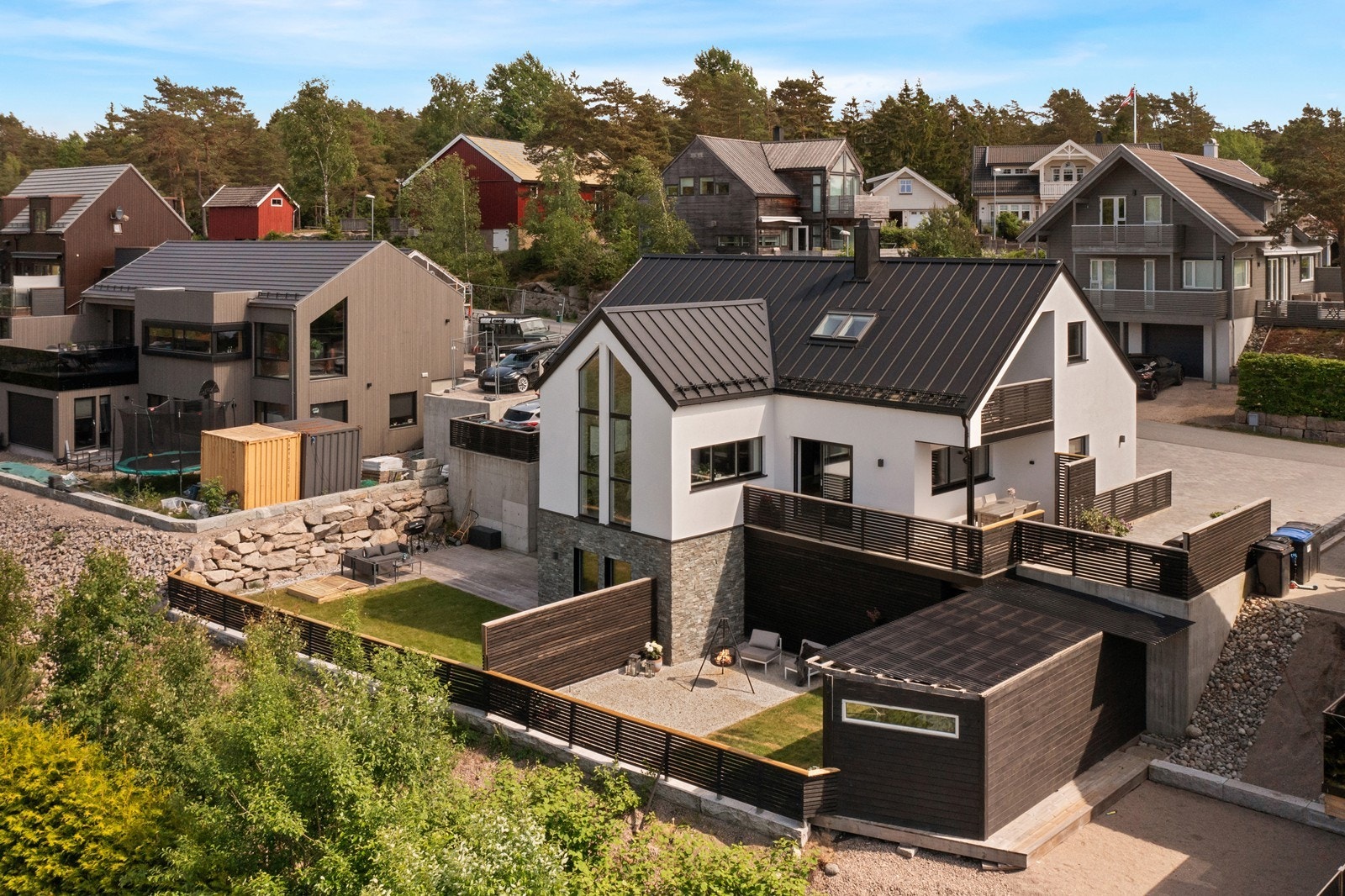 Uteplassen til sokkelleiligheten ligger avskjermet fra hoveddelen Galleribilde