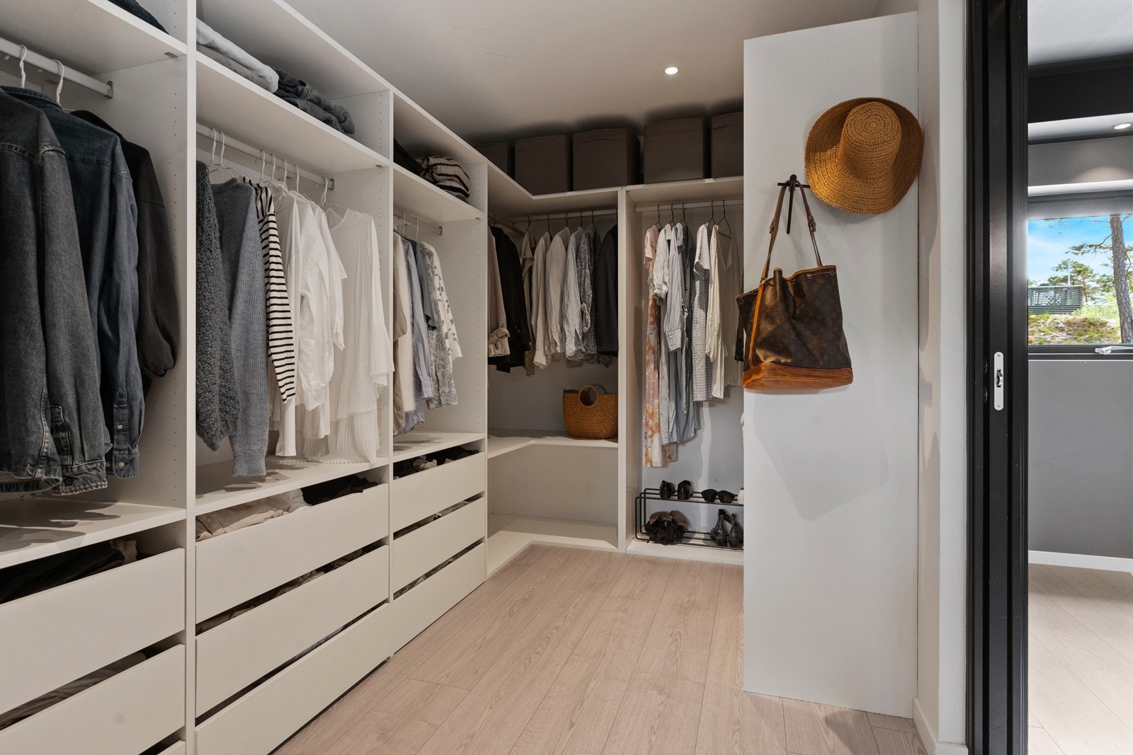 Stort walk-in-closet Galleribilde