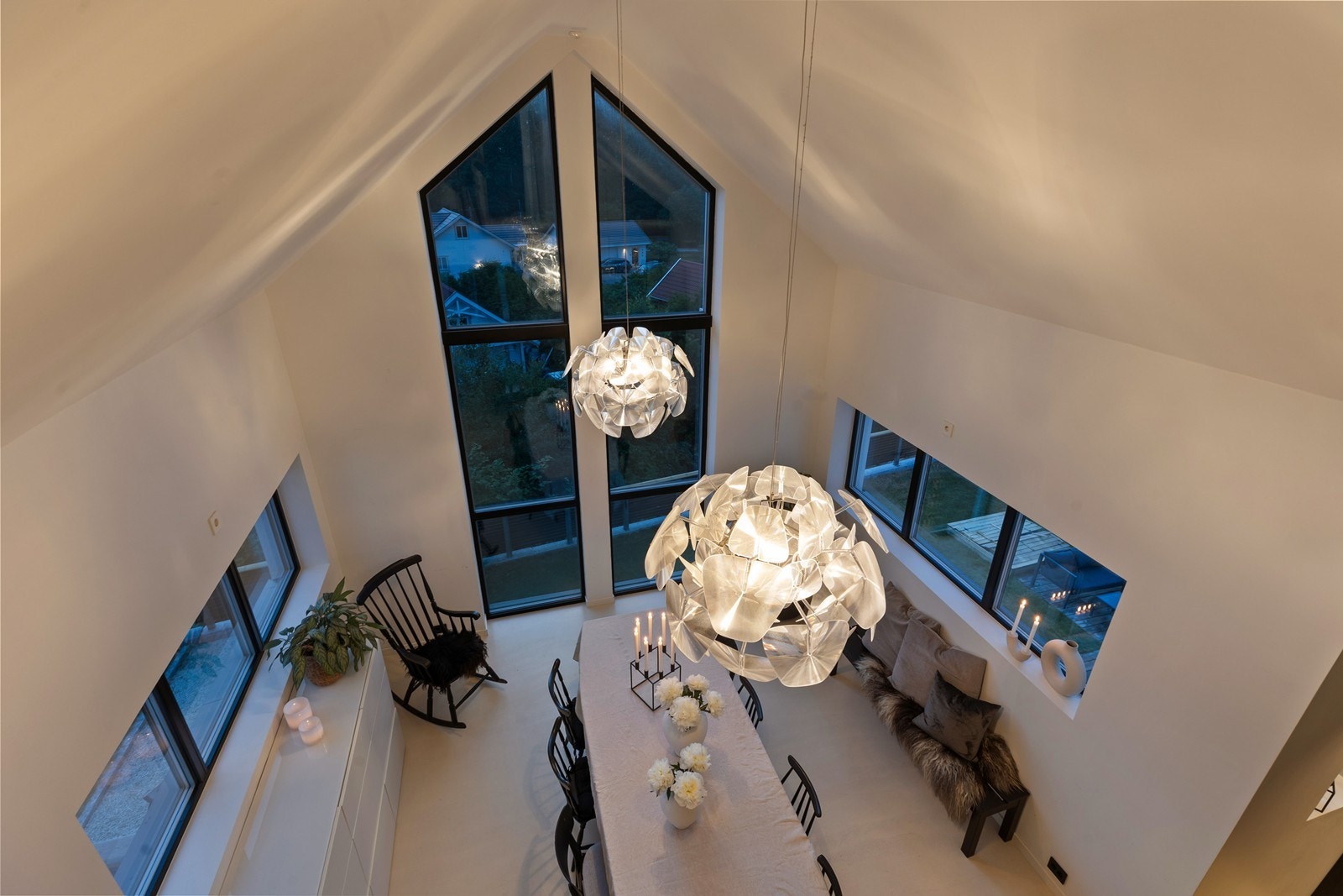 Lekkert design med store vinduer opp mot tak Galleribilde