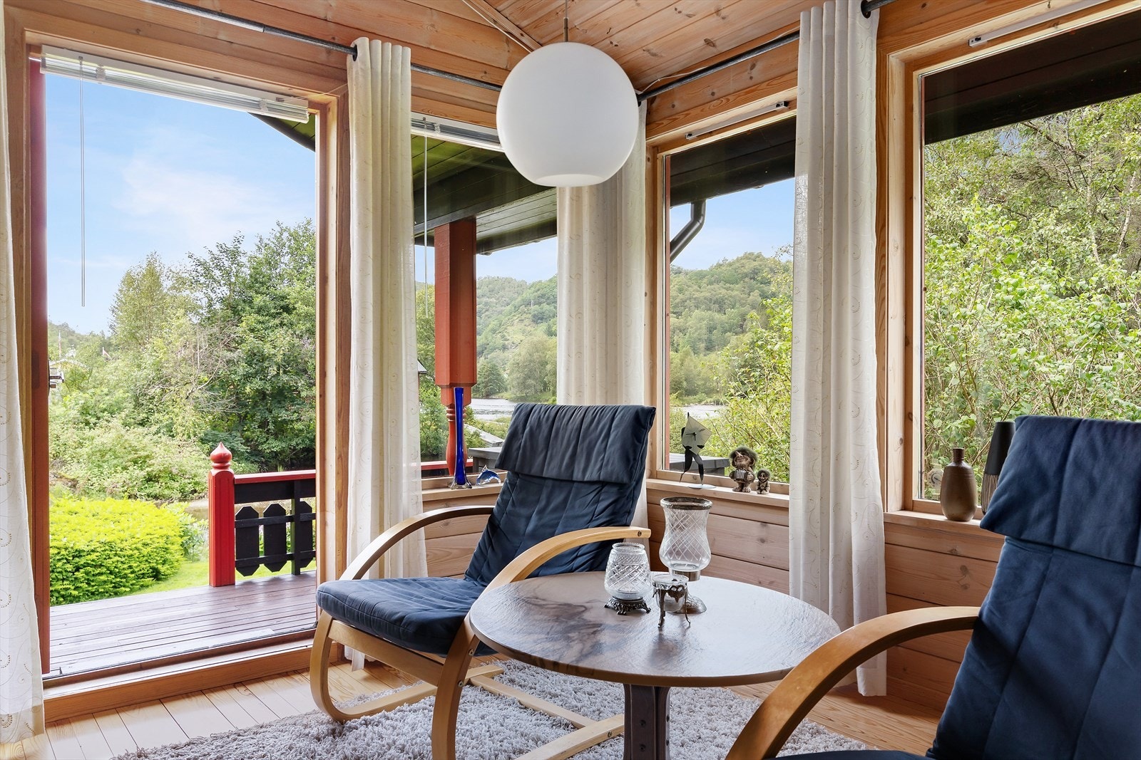 Stue med utgang til terrasse og uteområde Galleribilde