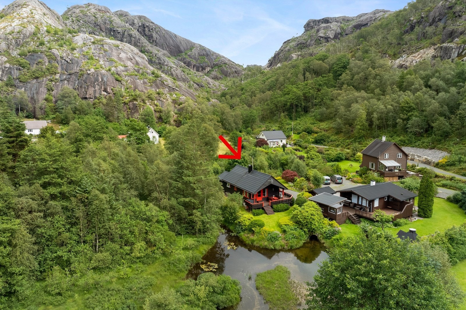 Hytta har idyllisk og fin beliggenhet i lite fint hyttefelt Galleribilde