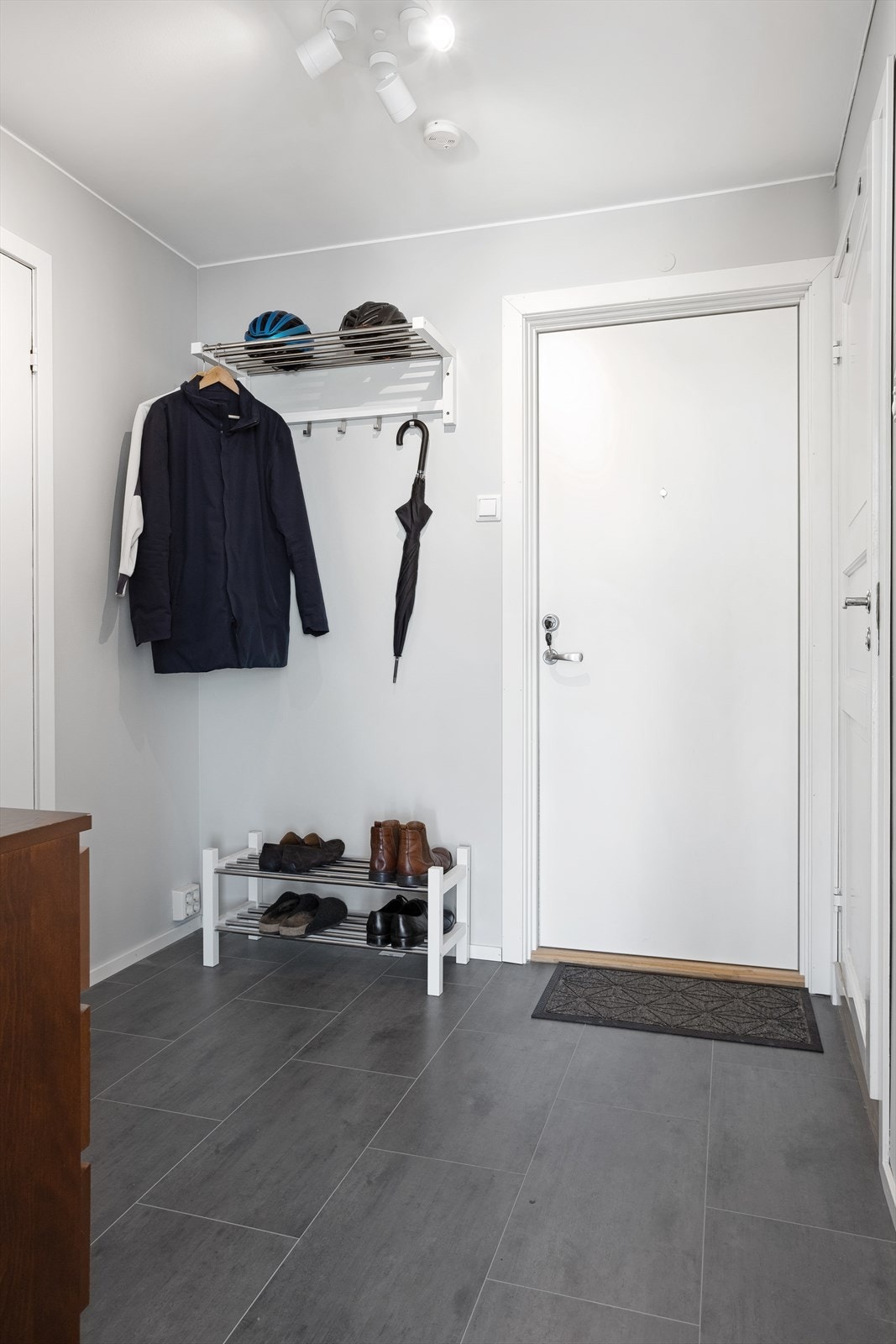 Entre, gang med praktisk laminatgulv.
Det er også inngang til garderobe/innvendig bod. Galleribilde