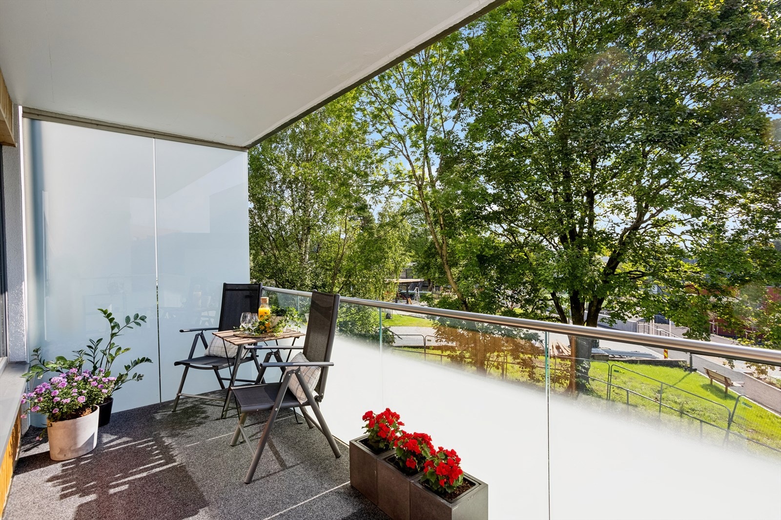 Balkong på 7 kvm med plass for spiseplass. Galleribilde