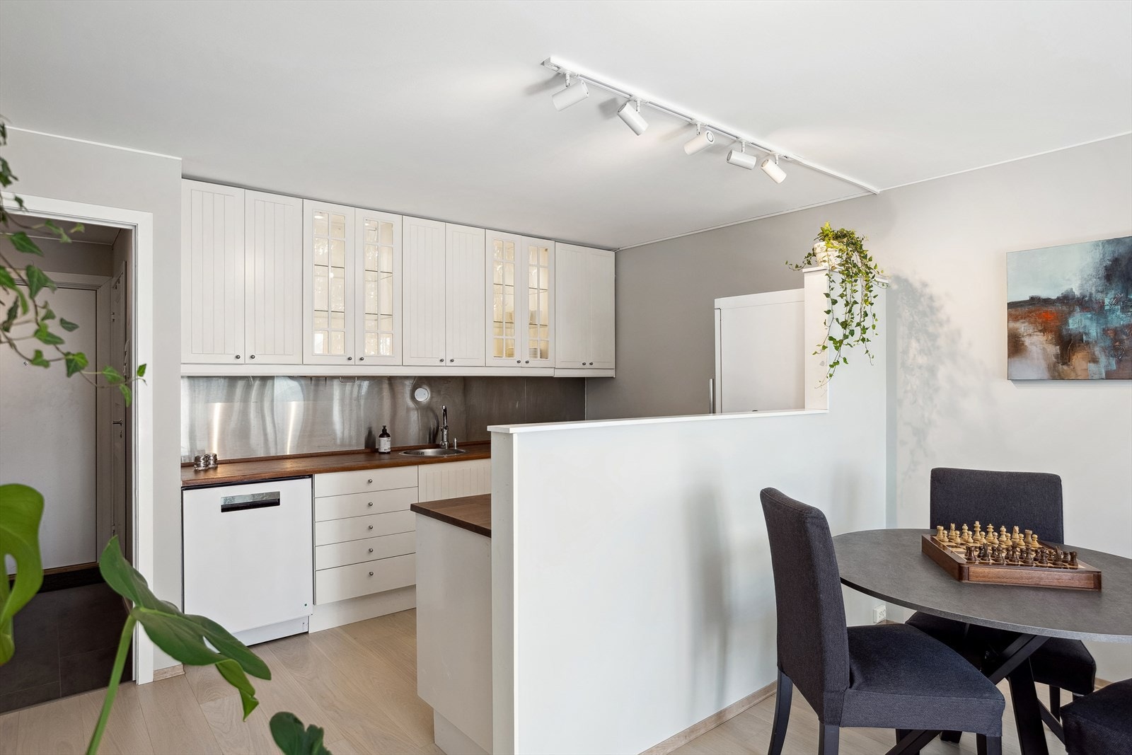 Åpen kjøkkenløsning, med en halv skillevegg. God plass for spisebord. Galleribilde