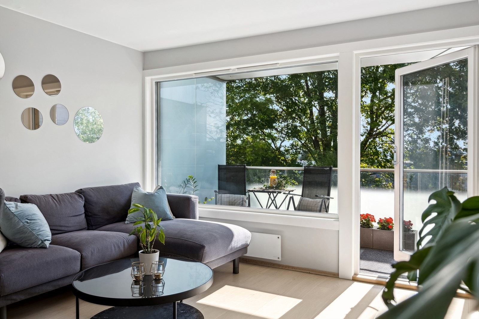 God plass til stor sofa og utgang til sørøstvendt balkong. Balkongene er rehabilitert 2018-2022. Galleribilde