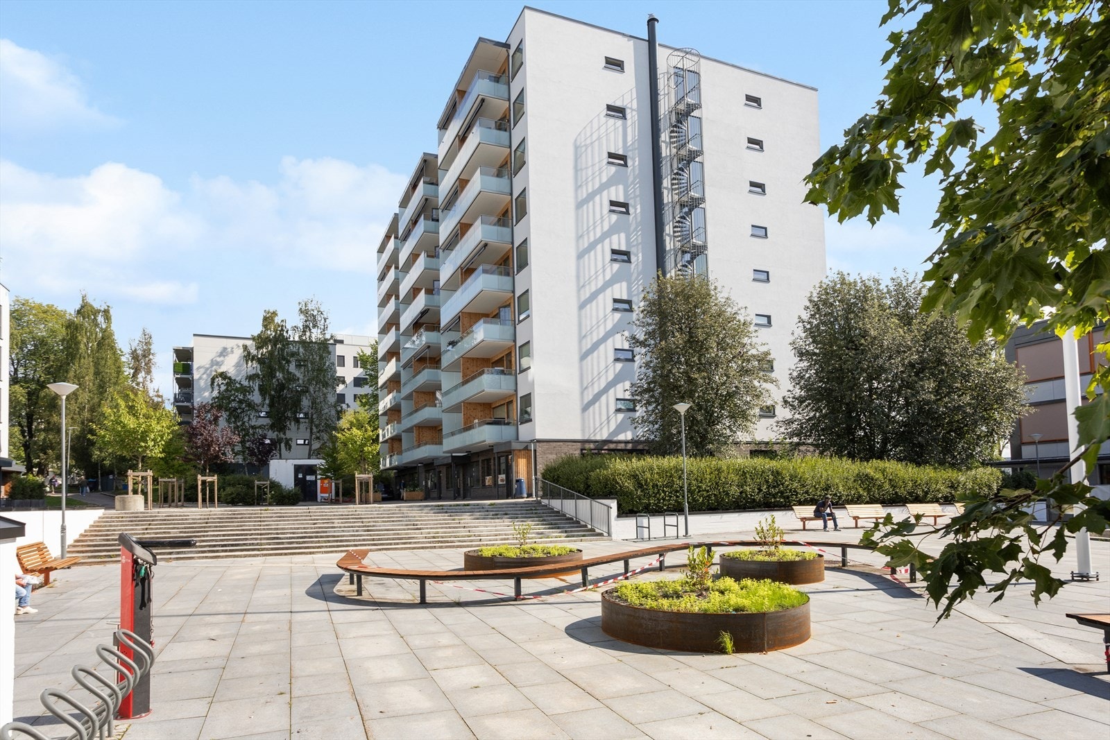 Setra borettslag. Her har de rehabilitert både fasader, balkonger og bad. Godt borettslag som ligger i rolig område med nærhet til både fine turområder og butikker samt offentlig kommunikasjon. Galleribilde