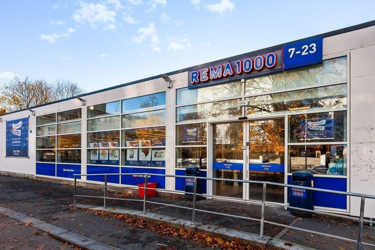 Rema 1000 rett i nærheten. Galleribilde