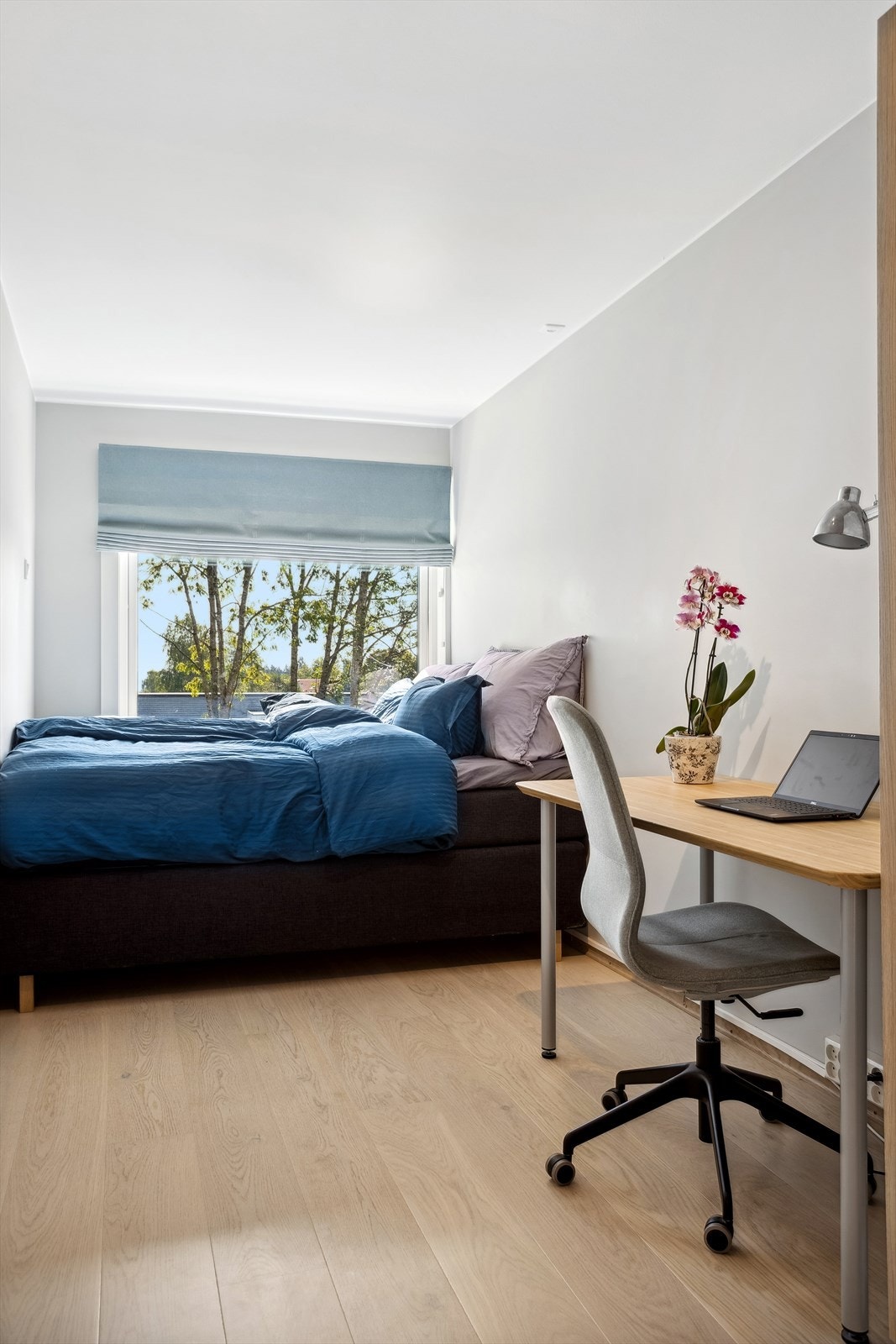 Stort soverom med plass for dobbelseng og kontor. Galleribilde