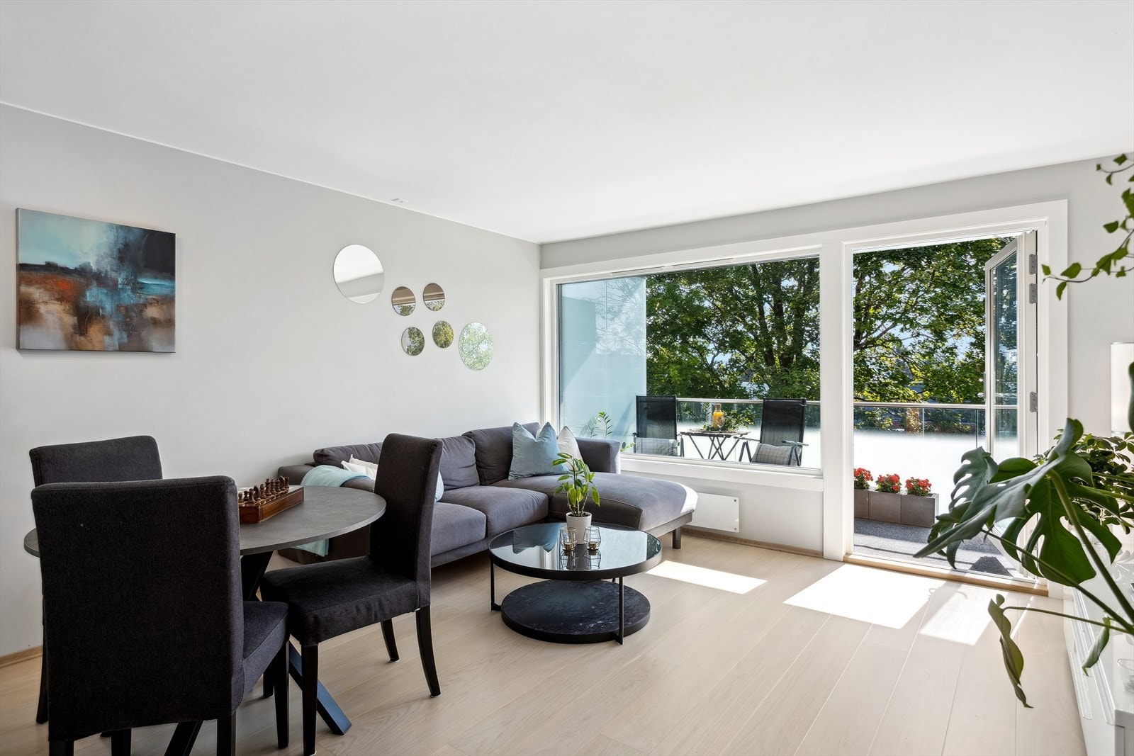 Stue med plass for spisebord og sofa. Galleribilde