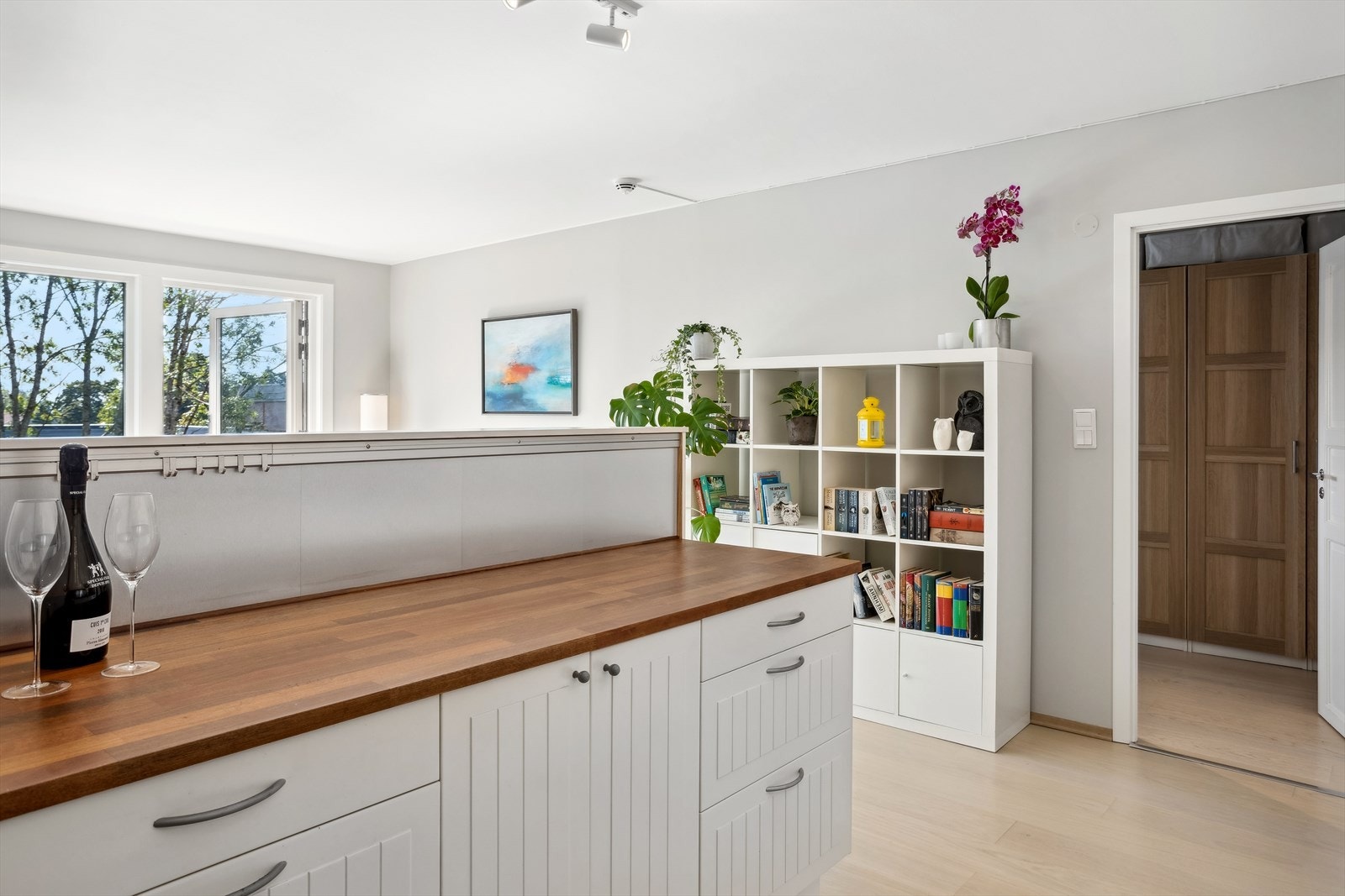 Her er det god benke- og skapplass. Galleribilde