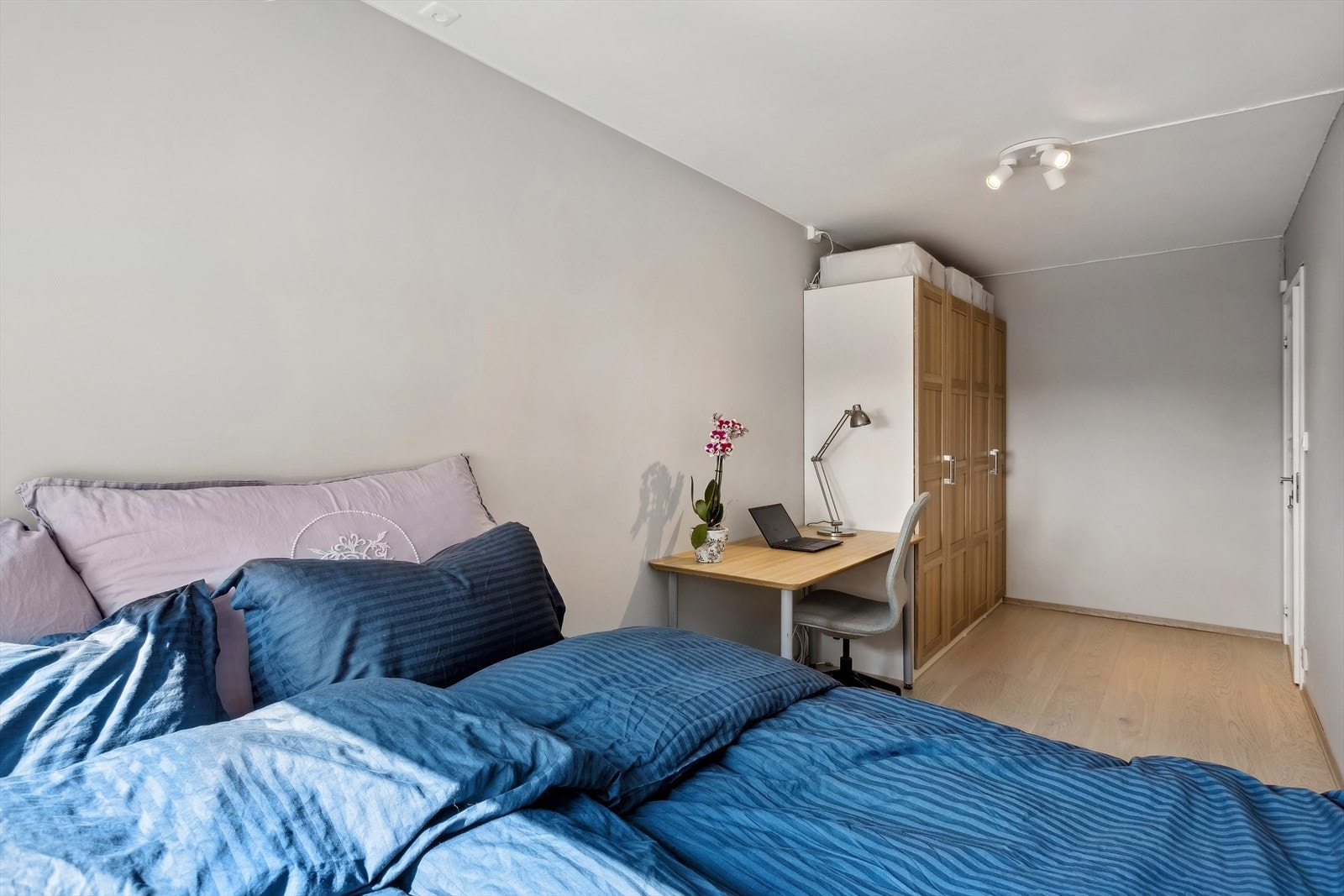 God skapplass på soverommet. Galleribilde