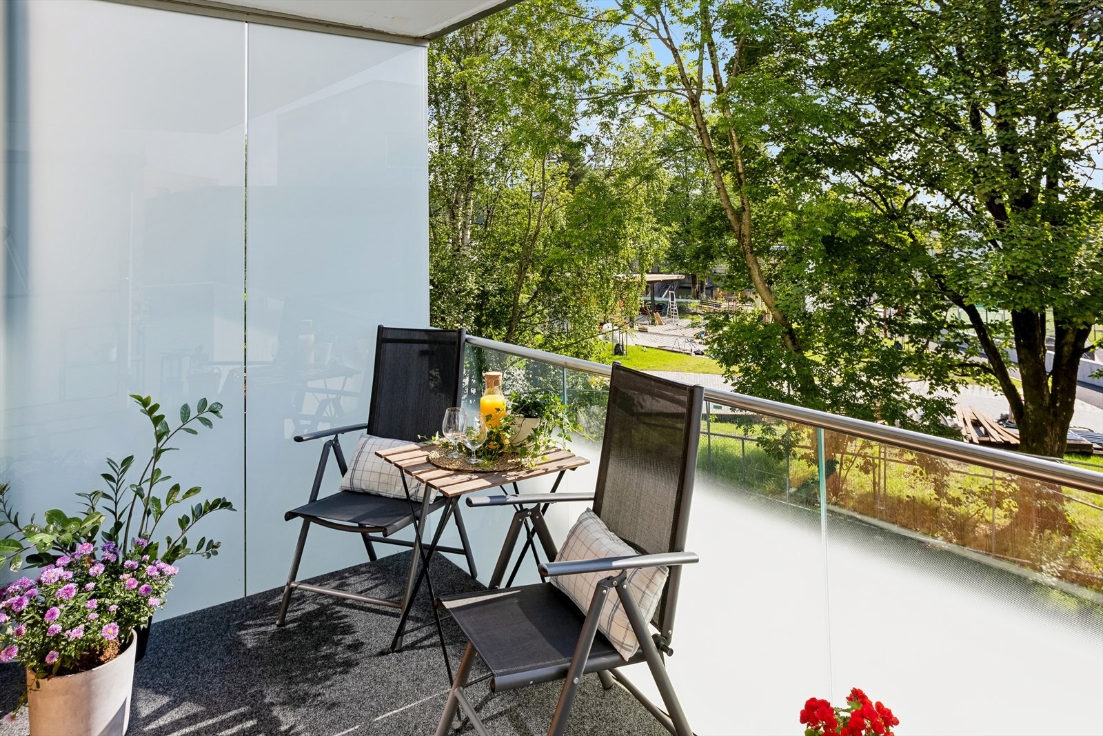 God plass til spisebord, sofagruppe eller kafeeset. Galleribilde